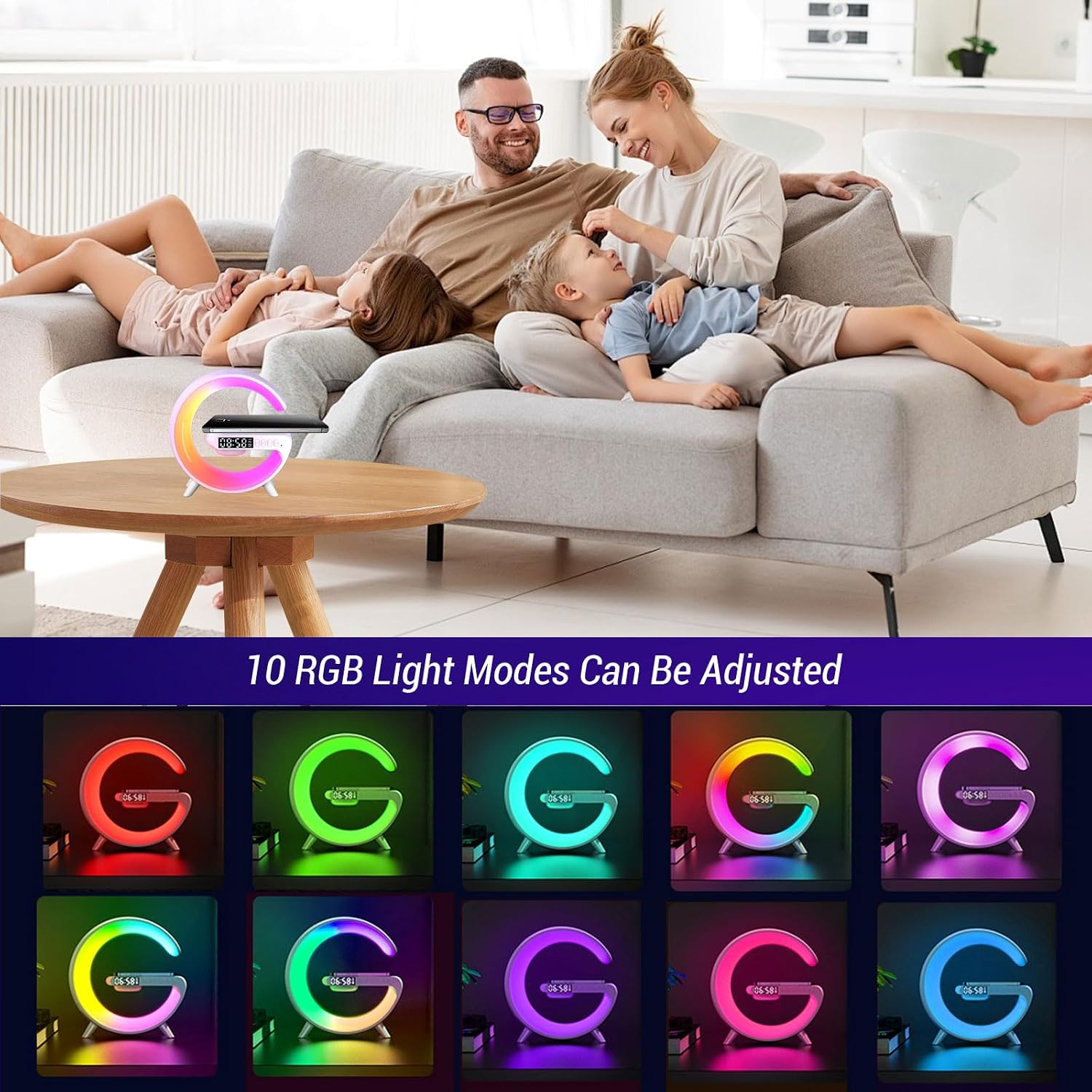 Eine Familie entspannt auf einem Sofa, im Vordergrund ein runder Tisch mit einer Leuchte, die 10 RGB-Modi zeigt.