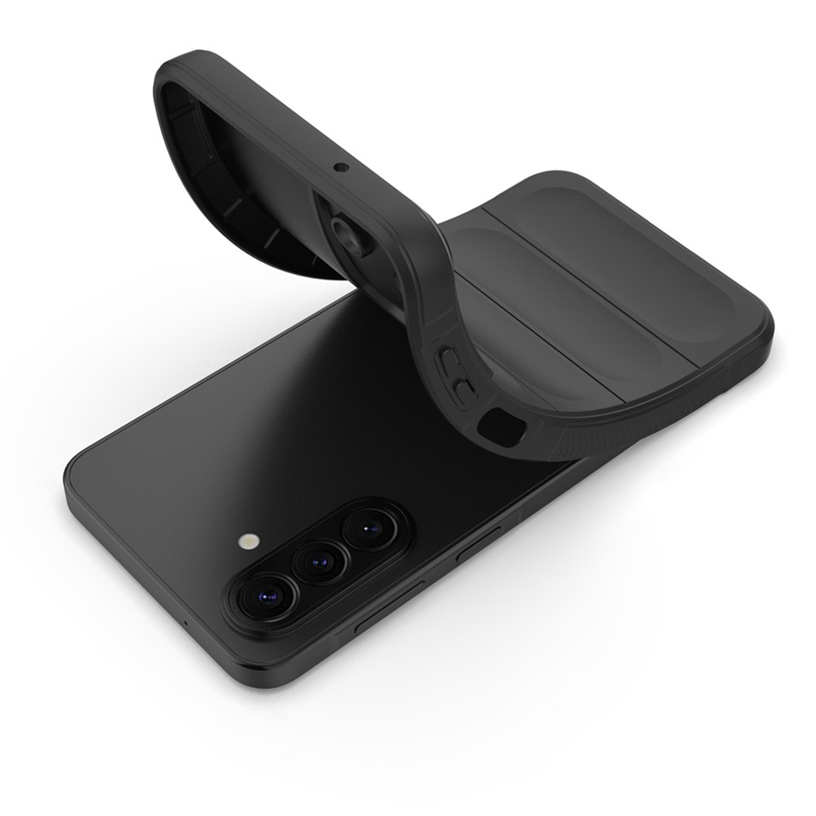 Ein schwarzes Smartphone befindet sich teilweise in einer schwarzen Schutzhülle, wobei die obere Klappe auf weißem Hintergrund geöffnet ist.