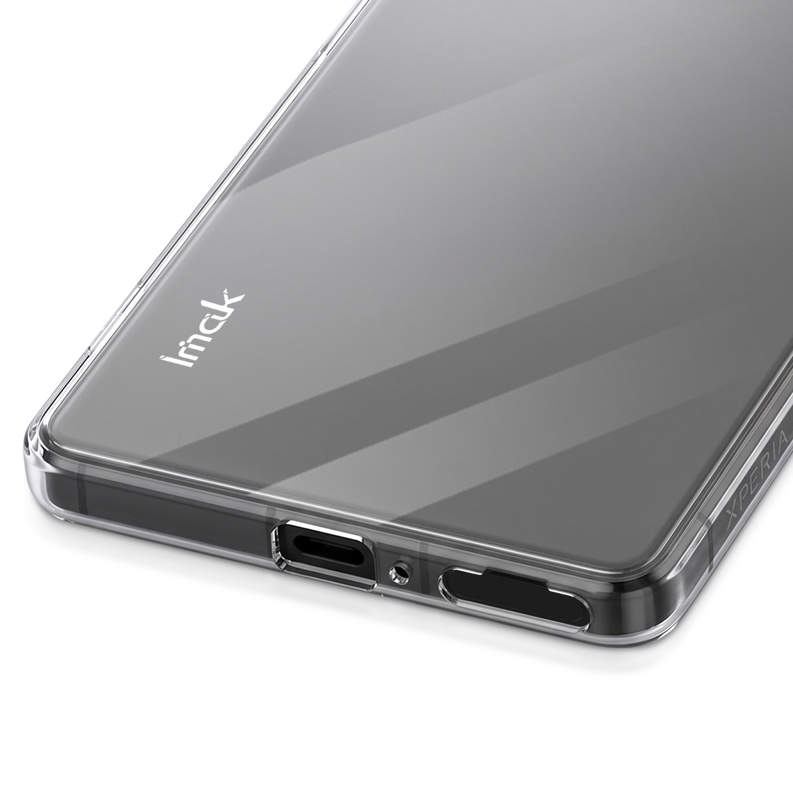 Nahaufnahme eines Smartphones mit transparenter Schutzhülle auf weißem Hintergrund.
