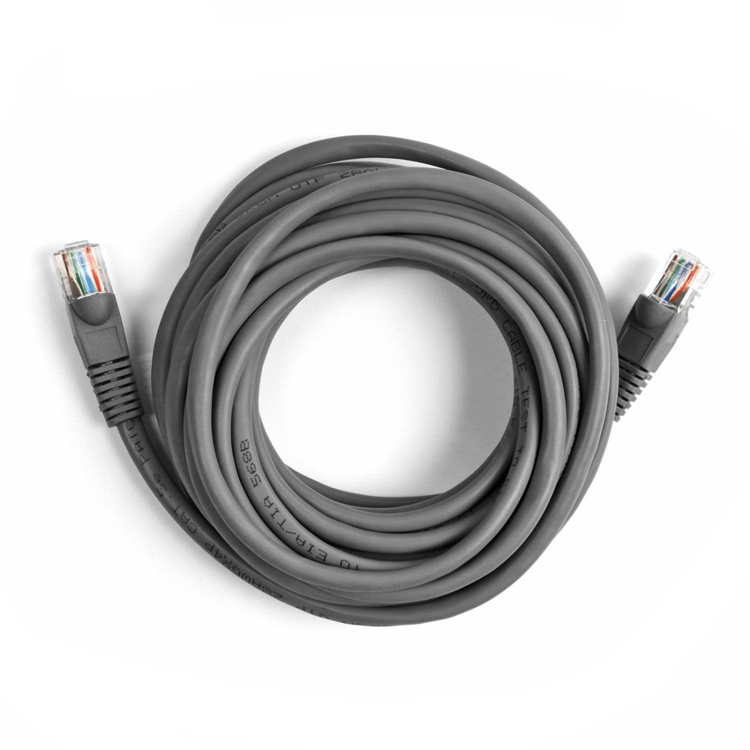 Un cable de red gris enrollado con conectores RJ45 en ambos extremos sobre fondo blanco.