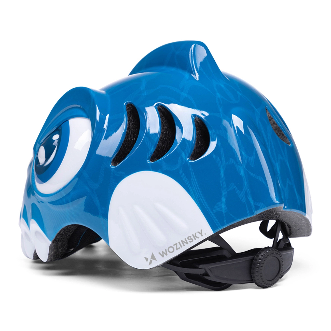 Un casco per bambini blu a forma di squalo con grandi occhi, pinna, fessure di ventilazione e cinturino.
