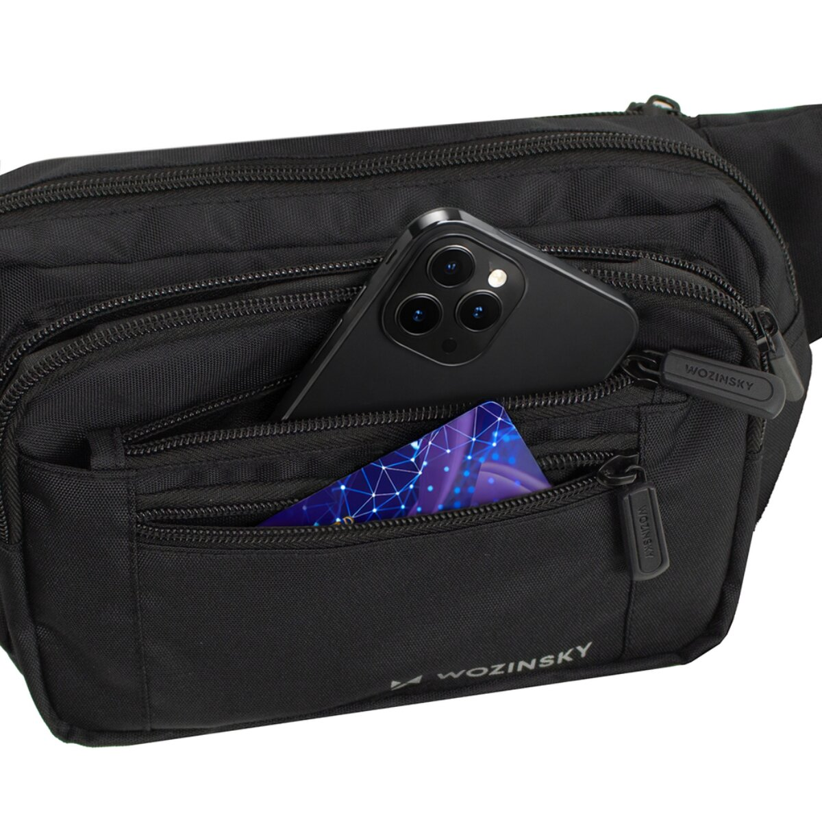 Marsupio nero con uno smartphone nella tasca principale e una carta blu nella tasca anteriore.