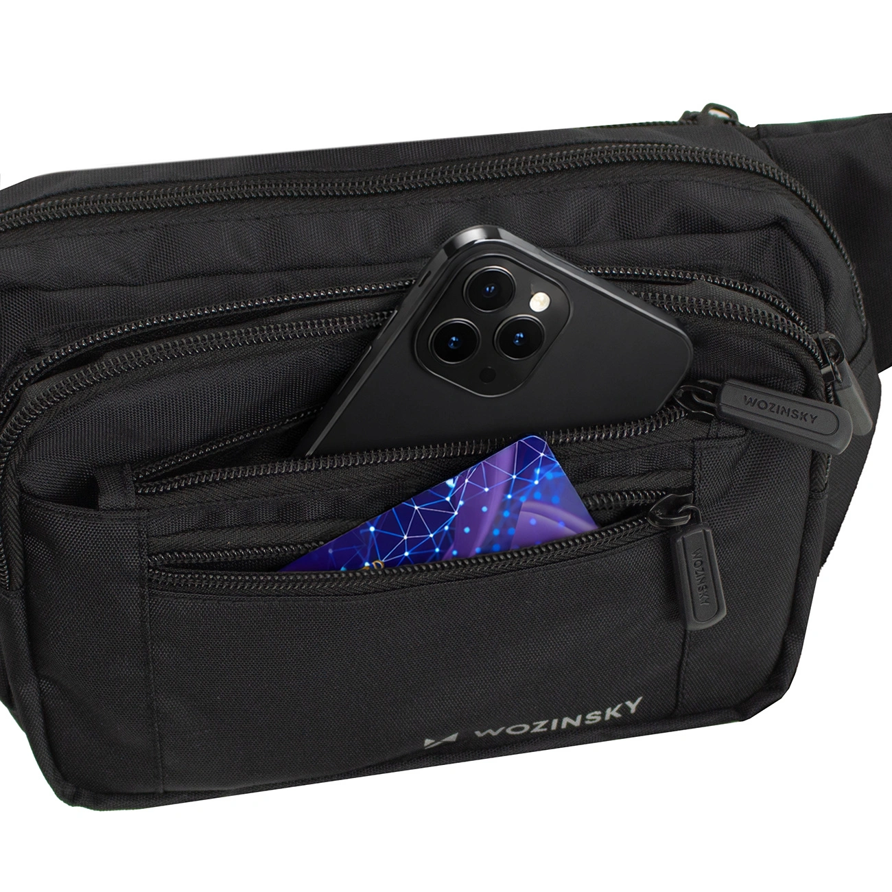 Marsupio nero con smartphone nello scomparto centrale e carta blu nella tasca frontale con zip.