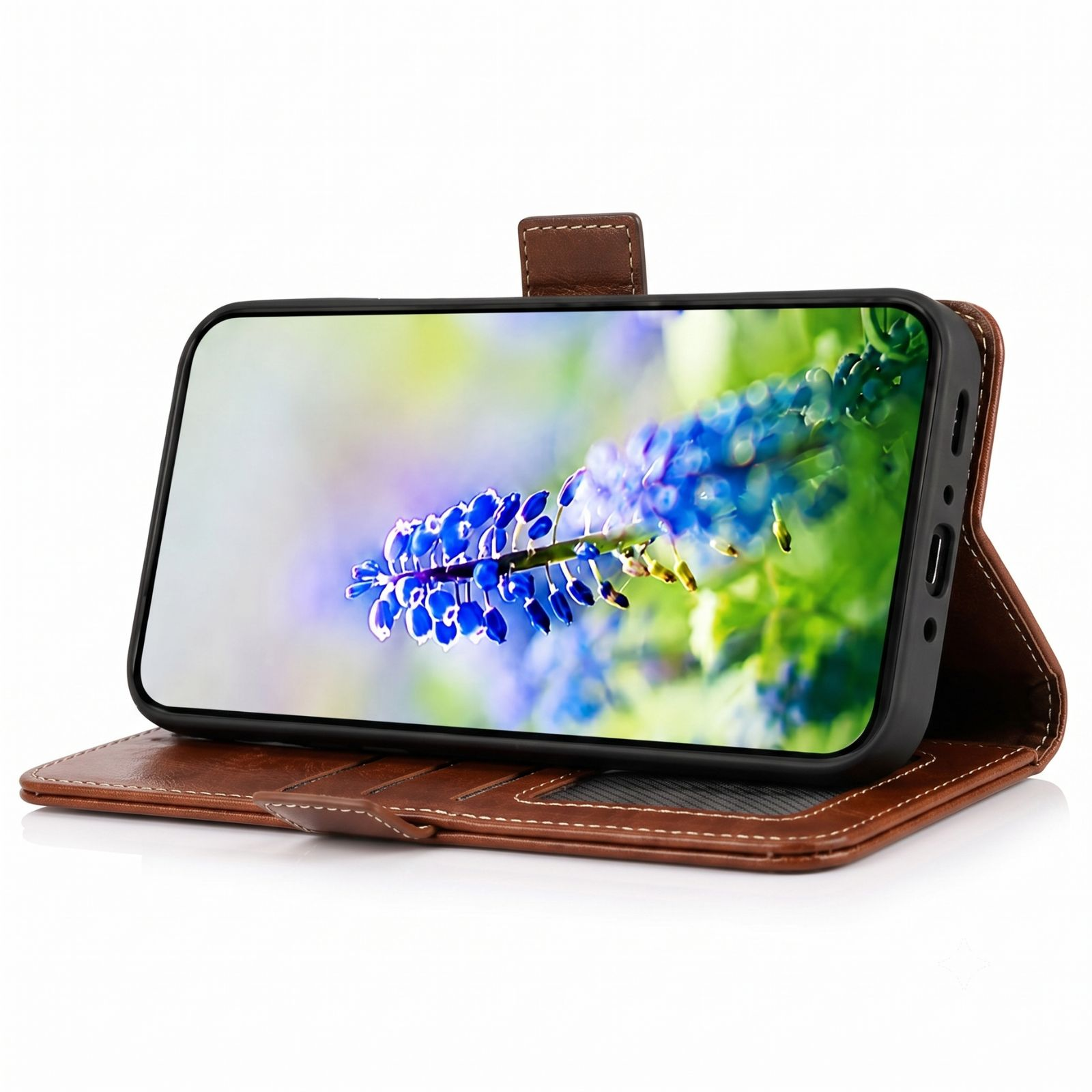 Ein Smartphone in einer braunen Lederklapphülle zeigt ein blaues Blumenbild auf weißem Hintergrund.