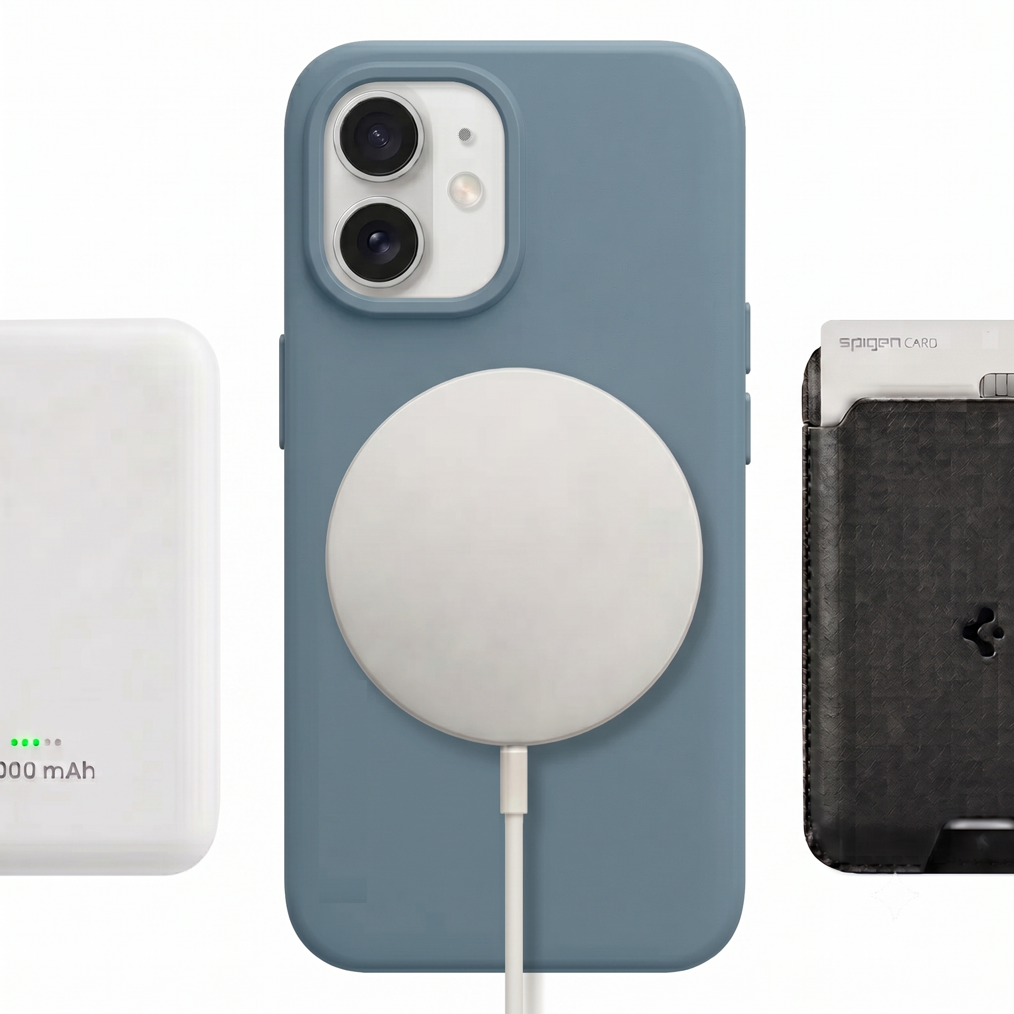 Ein blaues Handy mit Magnetladegerät, weißer Powerbank und schwarzem Kartenhalter auf weißem Hintergrund.