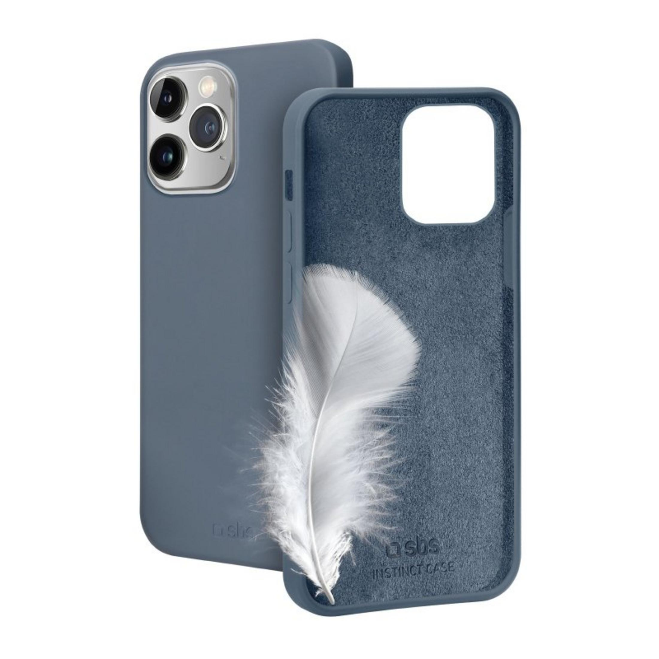 Una funda de smartphone azul con una pluma blanca dentro y la parte trasera de un teléfono en una funda a juego.