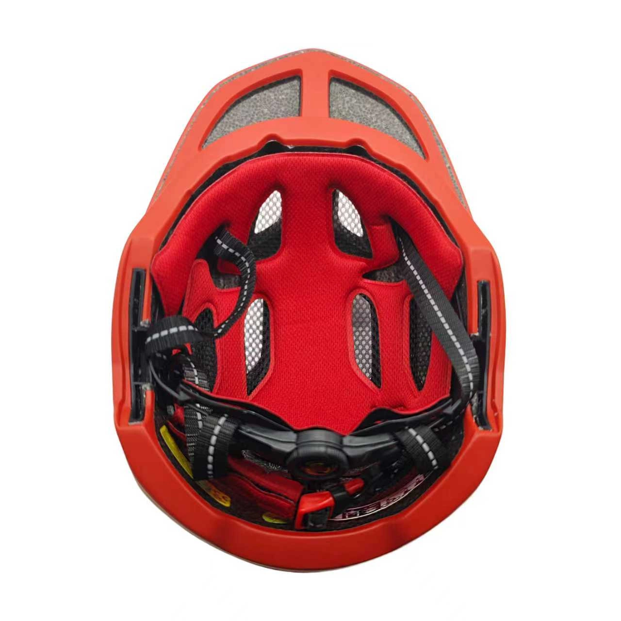 Vista interna di un casco rosso con imbottitura rossa, reti e cinghie nere regolabili su uno sfondo bianco.