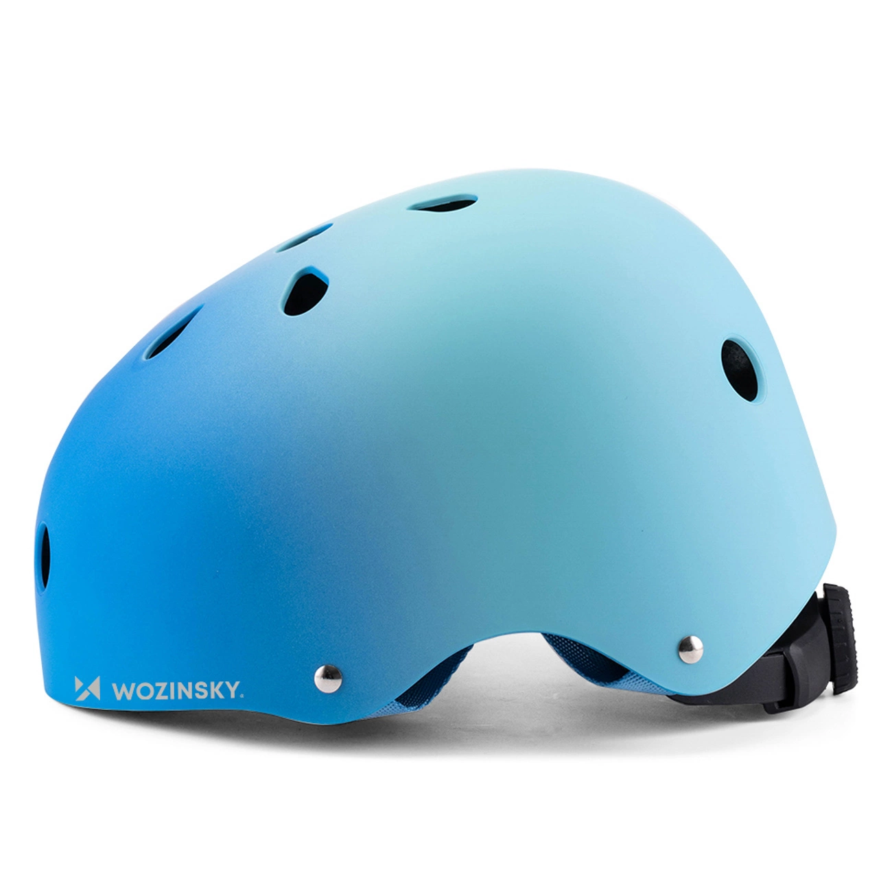 Un casco sportivo Wozinsky azzurro con cinturini neri su sfondo bianco.