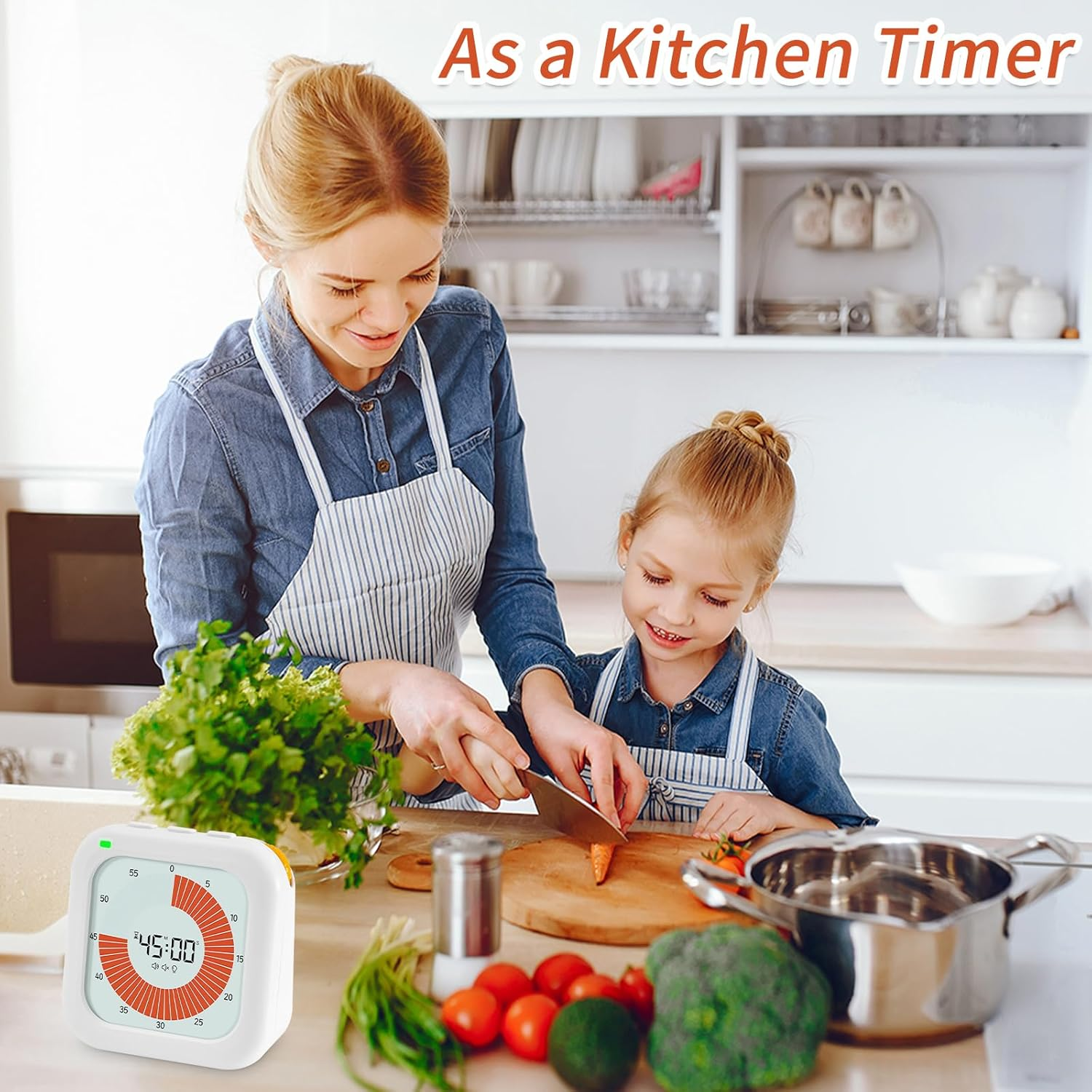 Eine Frau und ein Kind kochen in einer Küche mit einem Timer im Vordergrund.