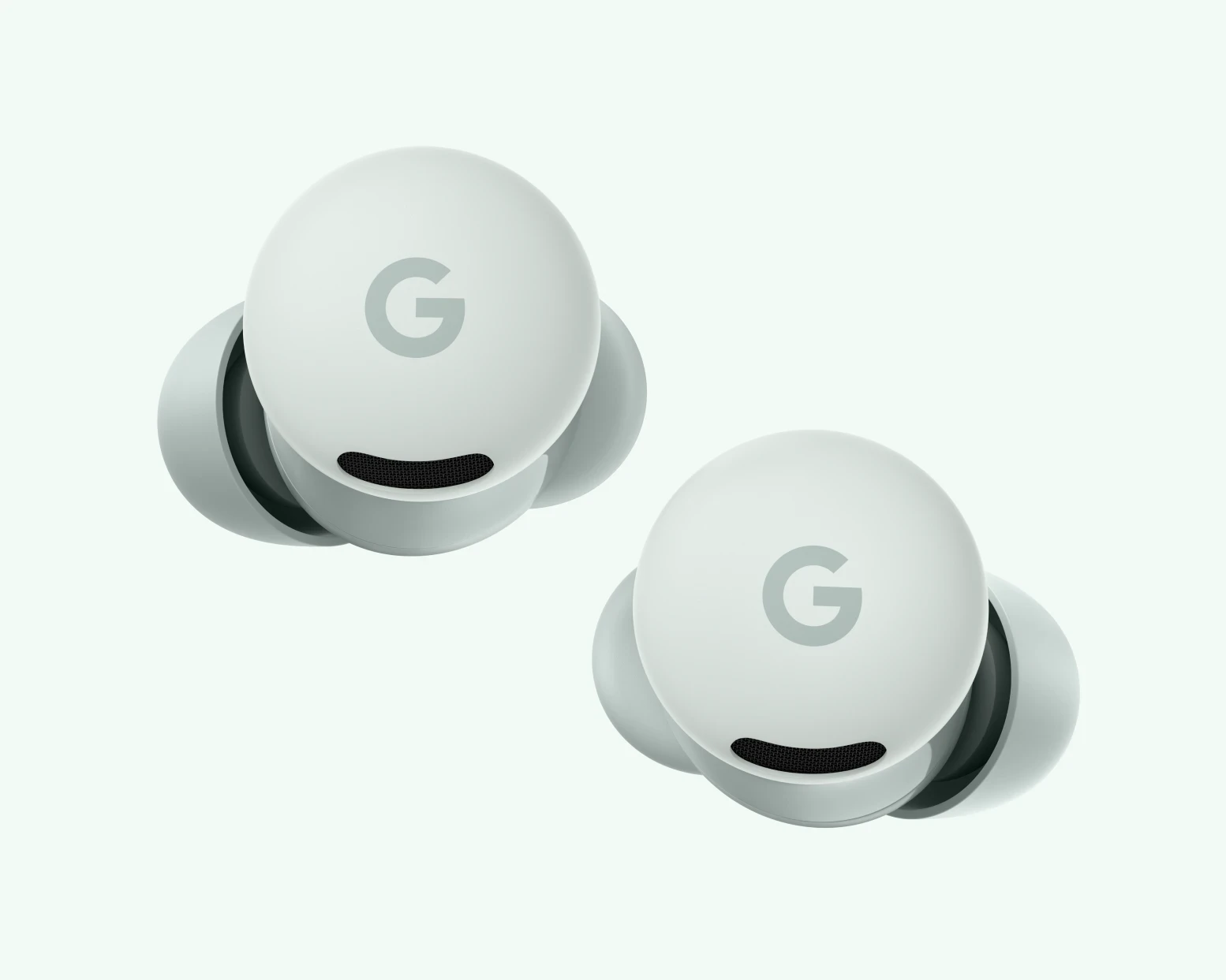 Açık arka planda, yuvarlak dış yüzeylerinde Google logosu bulunan iki açık yeşil kablosuz kulaklık.