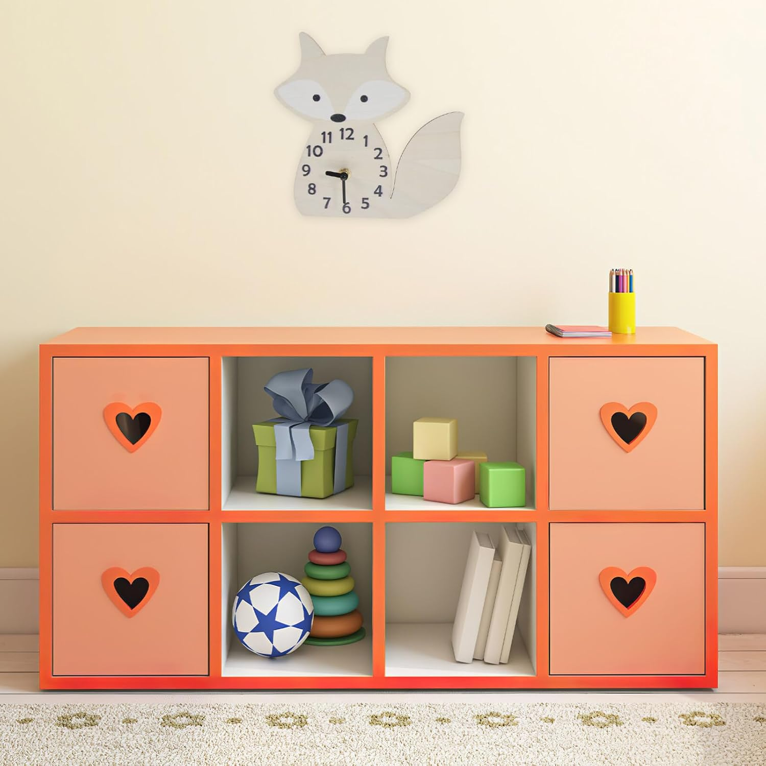 Ein orangefarbenes Regal mit Spielzeug, Büchern und einer Fuchsuhr an der Wand.