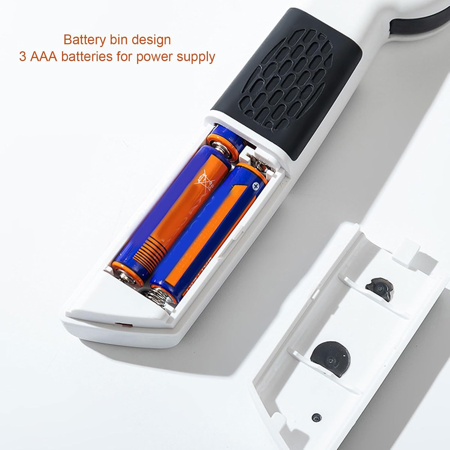 Ein weißes Gerät zeigt ein offenes Batteriefach mit zwei blauen und orangefarbenen AAA-Batterien.