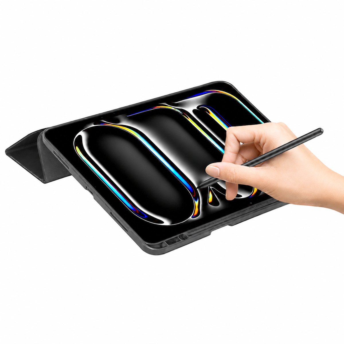Eine Hand zeichnet mit einem Stift auf einem schwarzen Tablet in einer Hülle auf weißem Hintergrund.