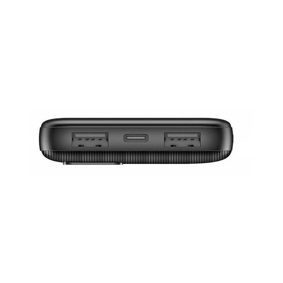 Eine schwarze Powerbank mit zwei USB-Anschlüssen und einem USB-C-Anschluss auf weißem Grund.