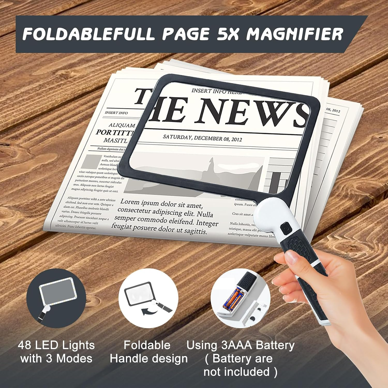 Eine Hand hält eine rechteckige Lupe über eine Zeitung auf einem Holzfleck.