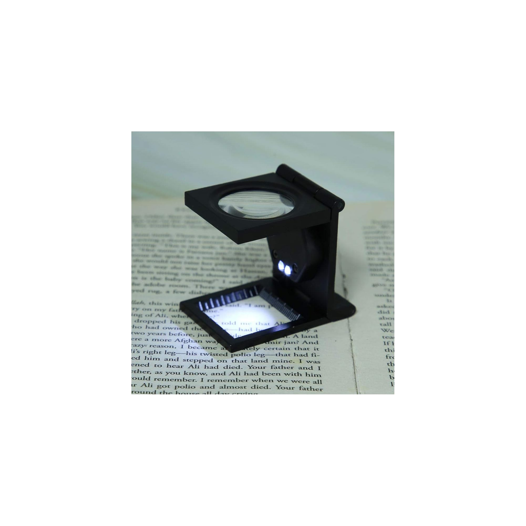 Eine schwarze Standlupe mit LED-Beleuchtung steht auf einem offenen Buch und vergrößert den gedruckten Text.