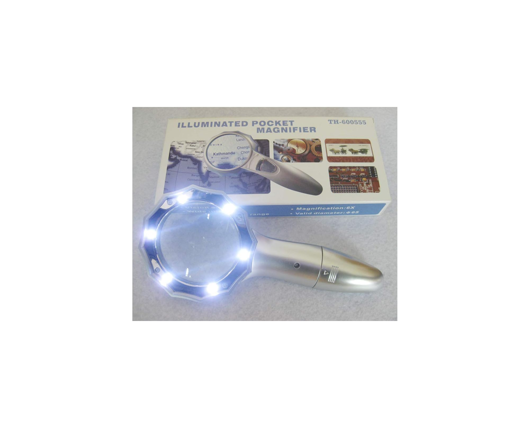 Eine silberne LED-Taschenlupe liegt vor ihrer Produktverpackung mit der Aufschrift Illuminated Pocket Magnifier.