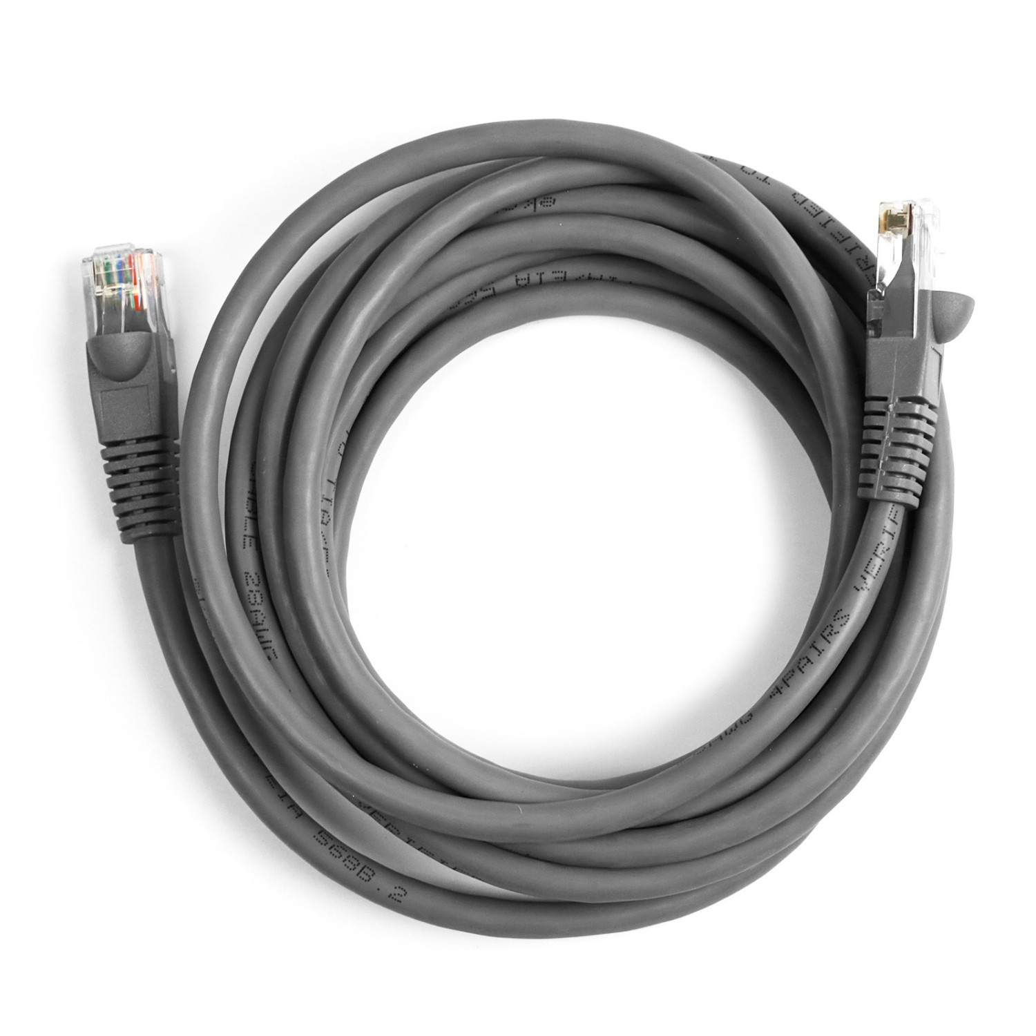 Ein aufgerolltes graues Ethernet-Netzwerkkabel mit RJ45-Steckern an beiden Enden, freigestellt auf weißem Hintergrund.