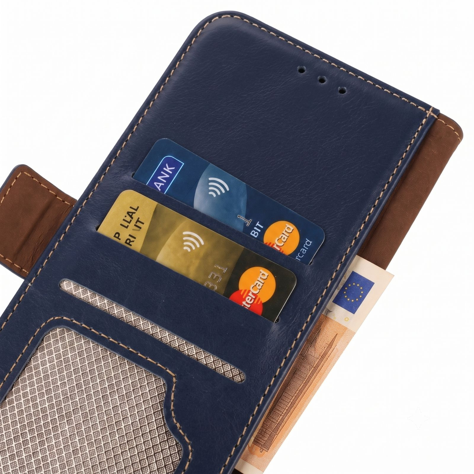 Offene blaue Leder-Handyhülle mit Kreditkarten und Euro-Geldscheinen auf weißem Hintergrund.