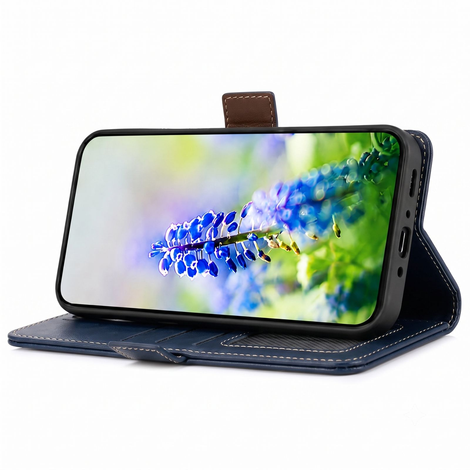 Ein Smartphone in einer blauen Leder-Brieftasche mit blauer Blume auf dem Bildschirm auf weißem Grund.