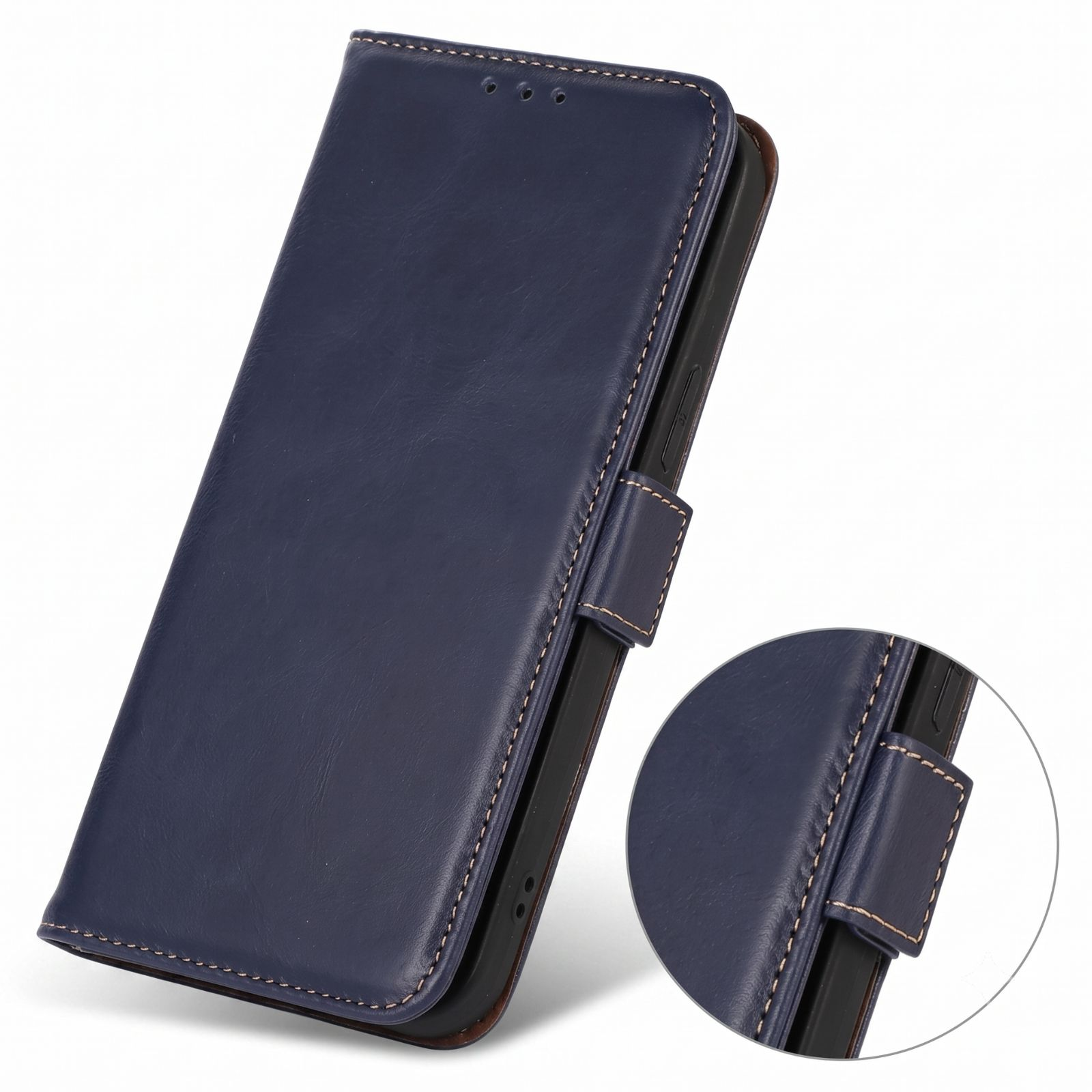 Dunkelblaue Leder-Flip-Handyhülle mit weißer Naht und Magnetlasche auf weißem Hintergrund.
