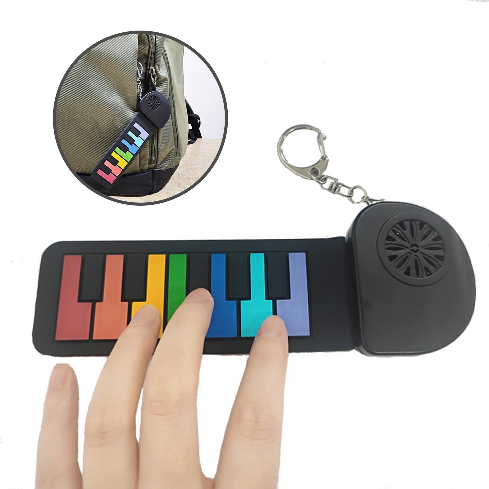 Eine Hand spielt auf einem bunten Mini-Keyboard-Schlüsselanhänger.
