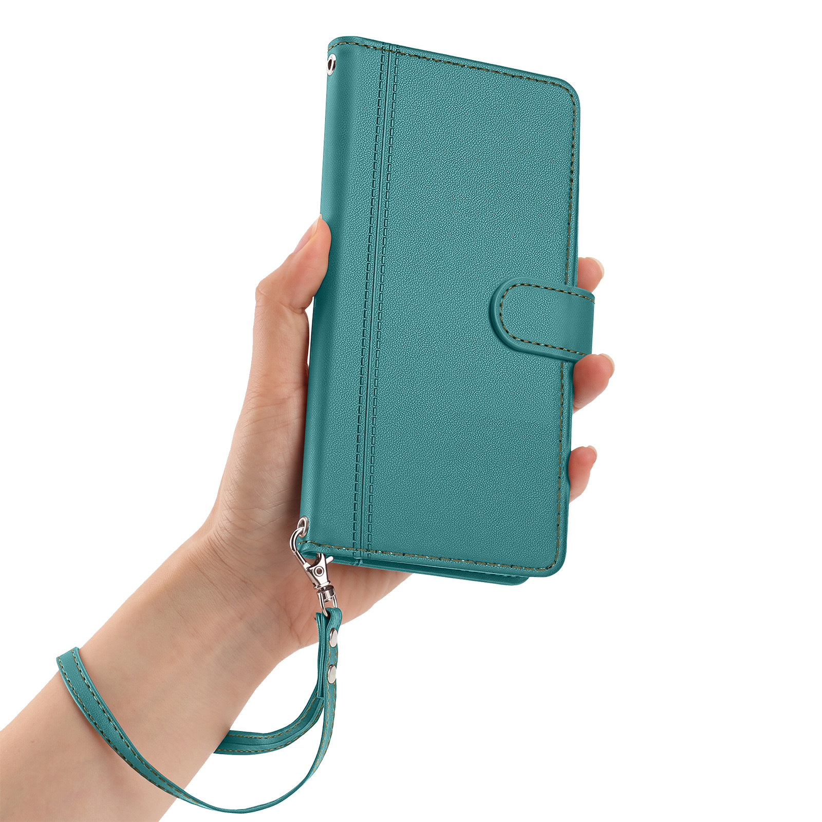 Eine Hand hält eine geschlossene, türkisfarbene Ledertasche mit Handschlaufe vor weißem Hintergrund.