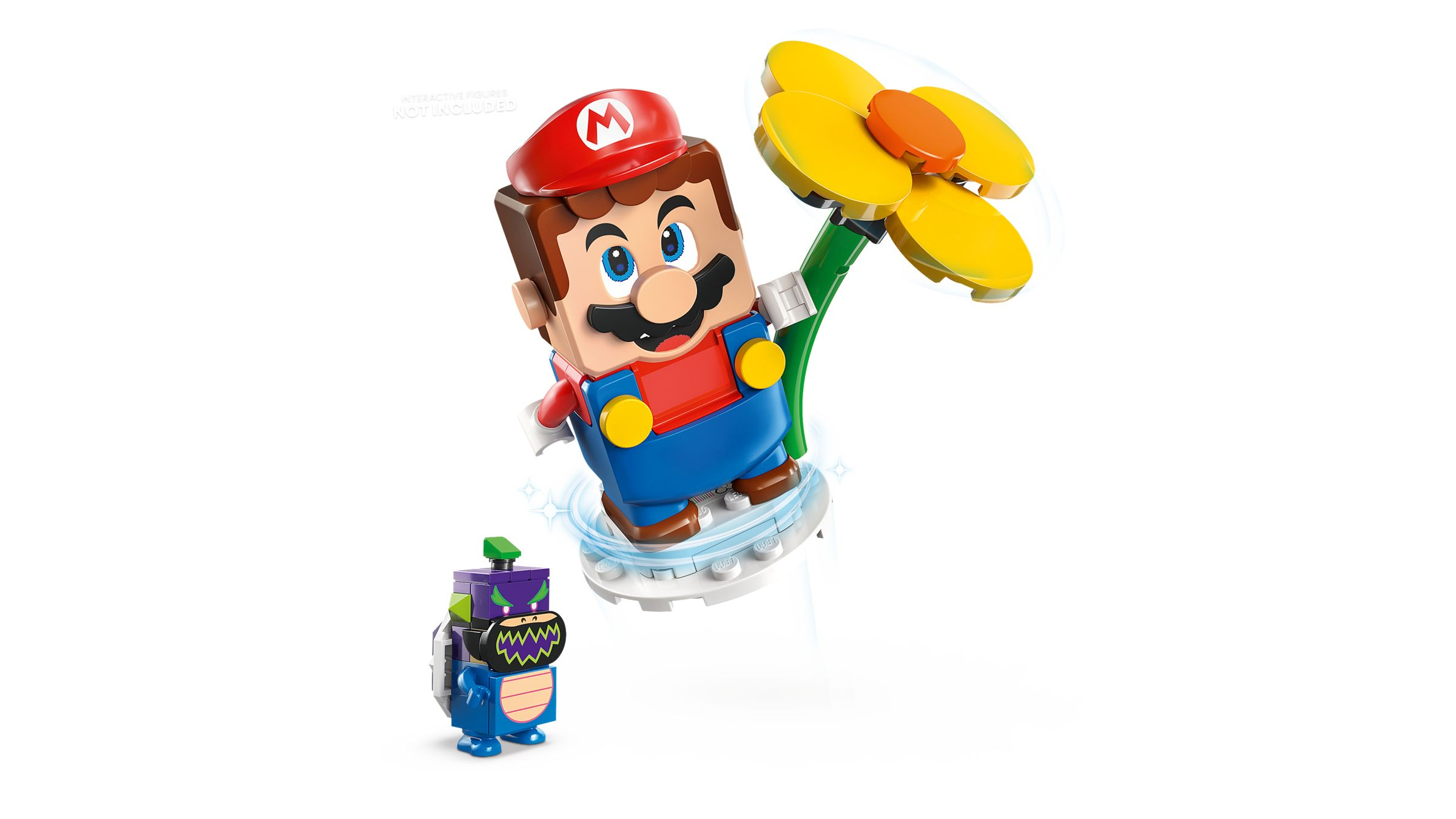 Lego Mario hält eine gelbe Blume auf einem Sockel, daneben steht ein kleiner blauer Gegner.