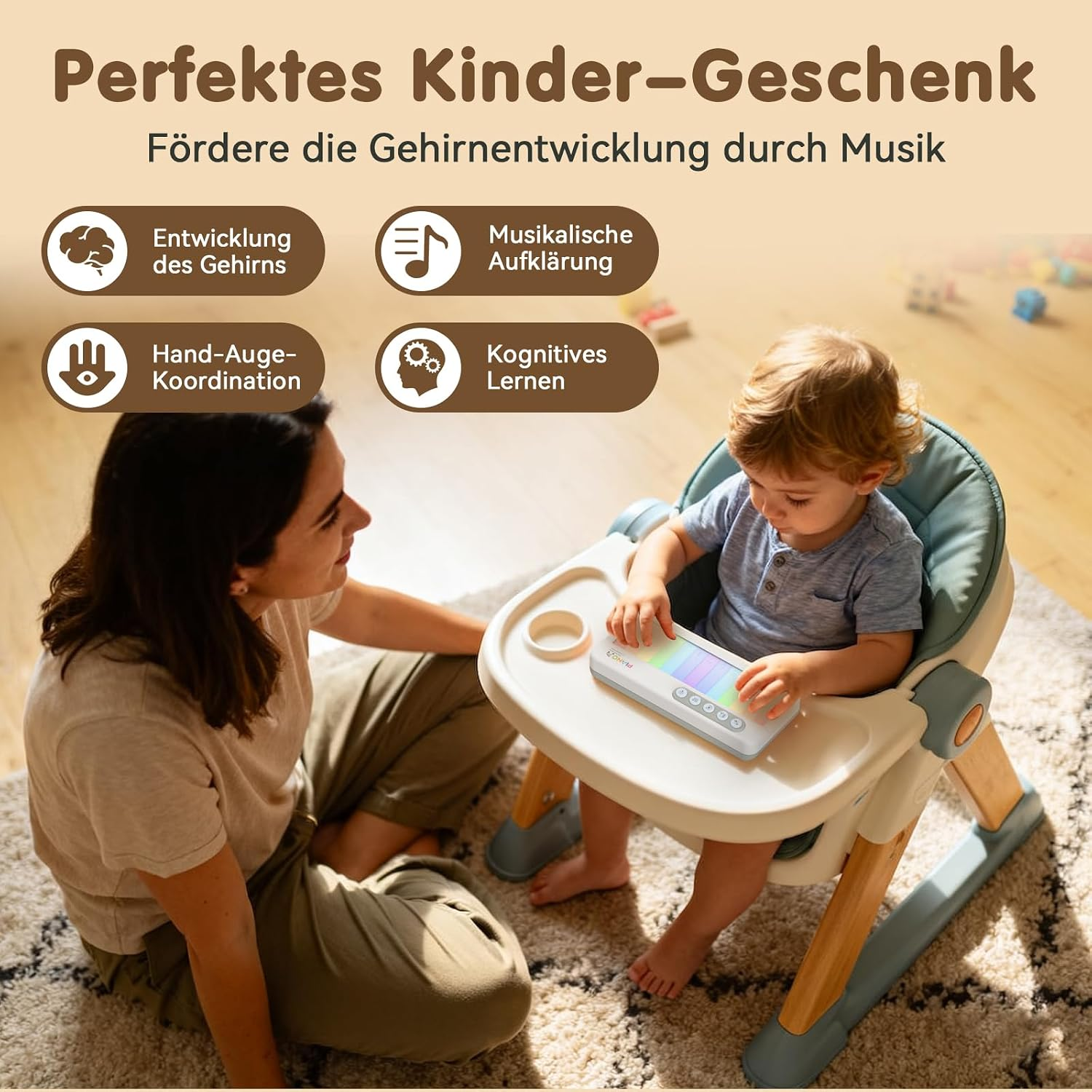 Mutter sitzt auf Teppich und schaut zu, wie ihr Kind in einem Hochstuhl mit einem kleinen bunten Klavier spielt.