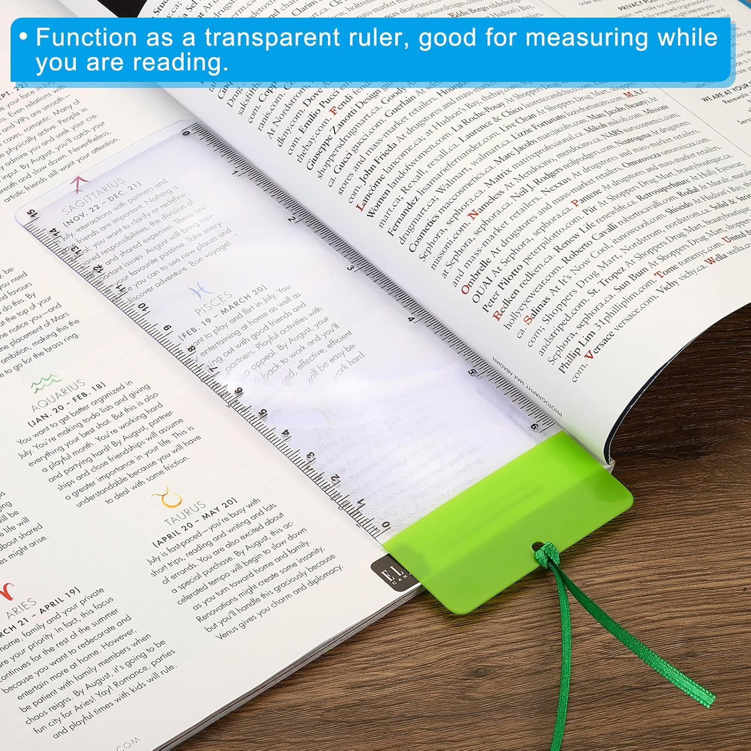 Ein transparentes Lineal mit grünem Griff liegt auf einer bedruckten Magazinseite.