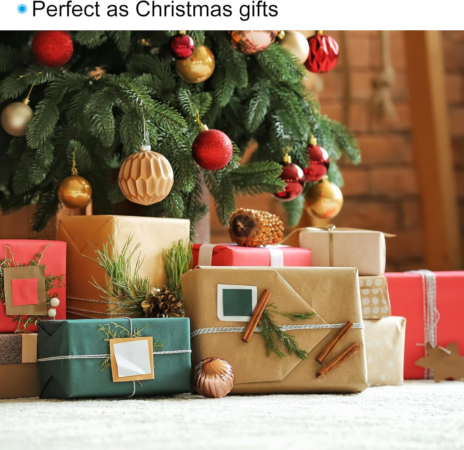 Verpackte Weihnachtsgeschenke liegen unter einem geschmückten Weihnachtsbaum mit bunten Kugeln.