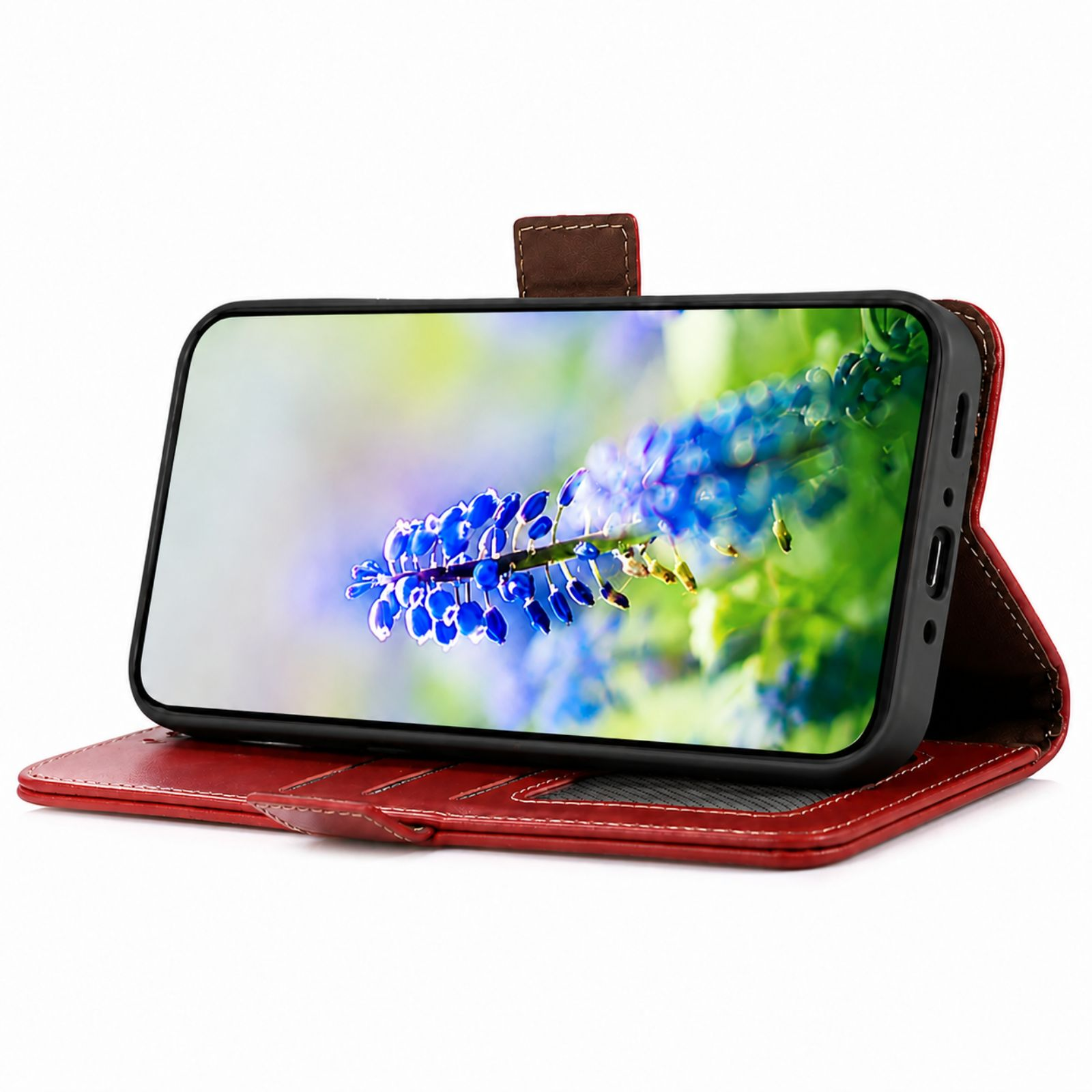 Ein Smartphone in einer roten Lederhülle mit floralem Hintergrundbild steht auf weißem Hintergrund.