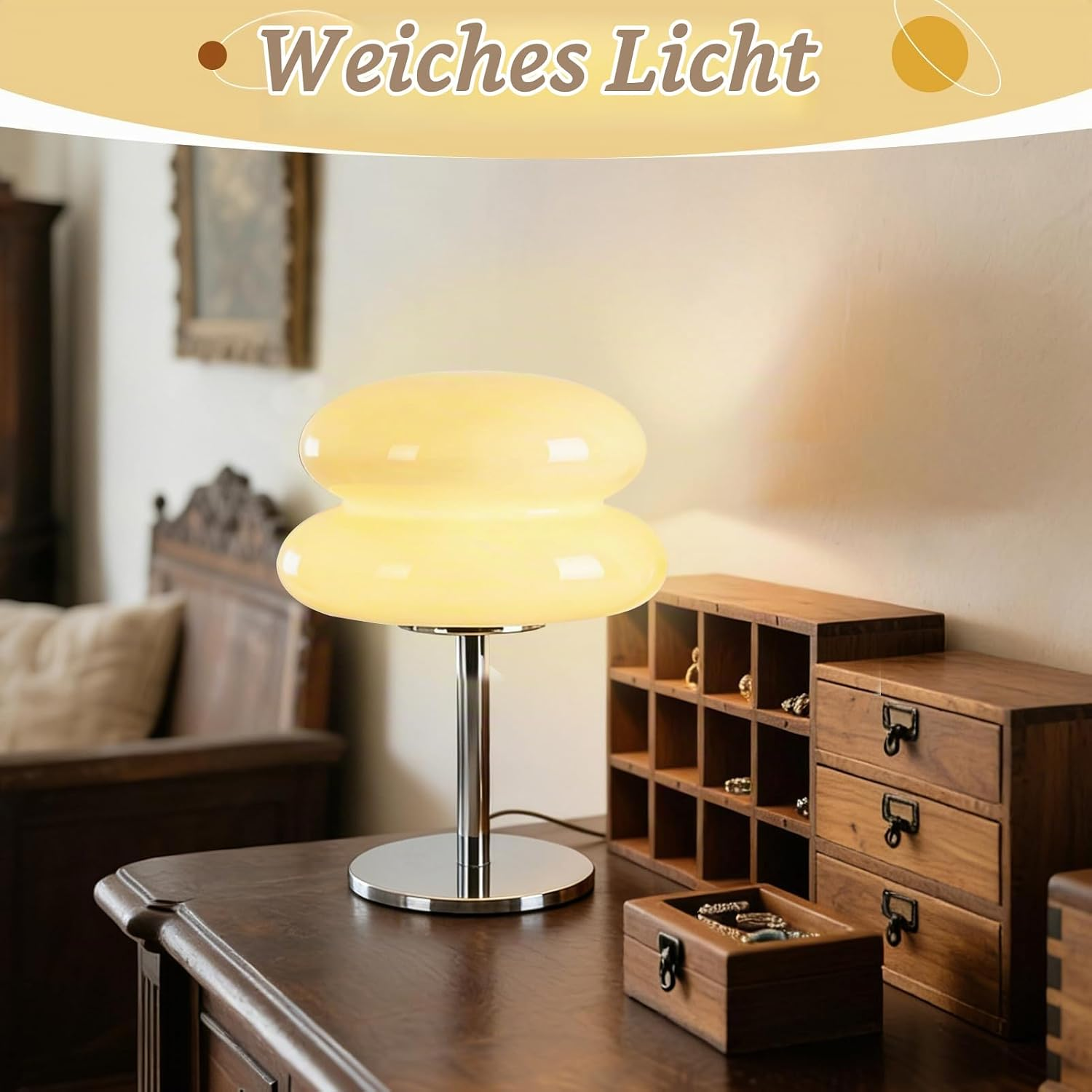 Beige Tischlampe mit zwei runden Schirmen auf einem Holztisch mit Holzschatullen.