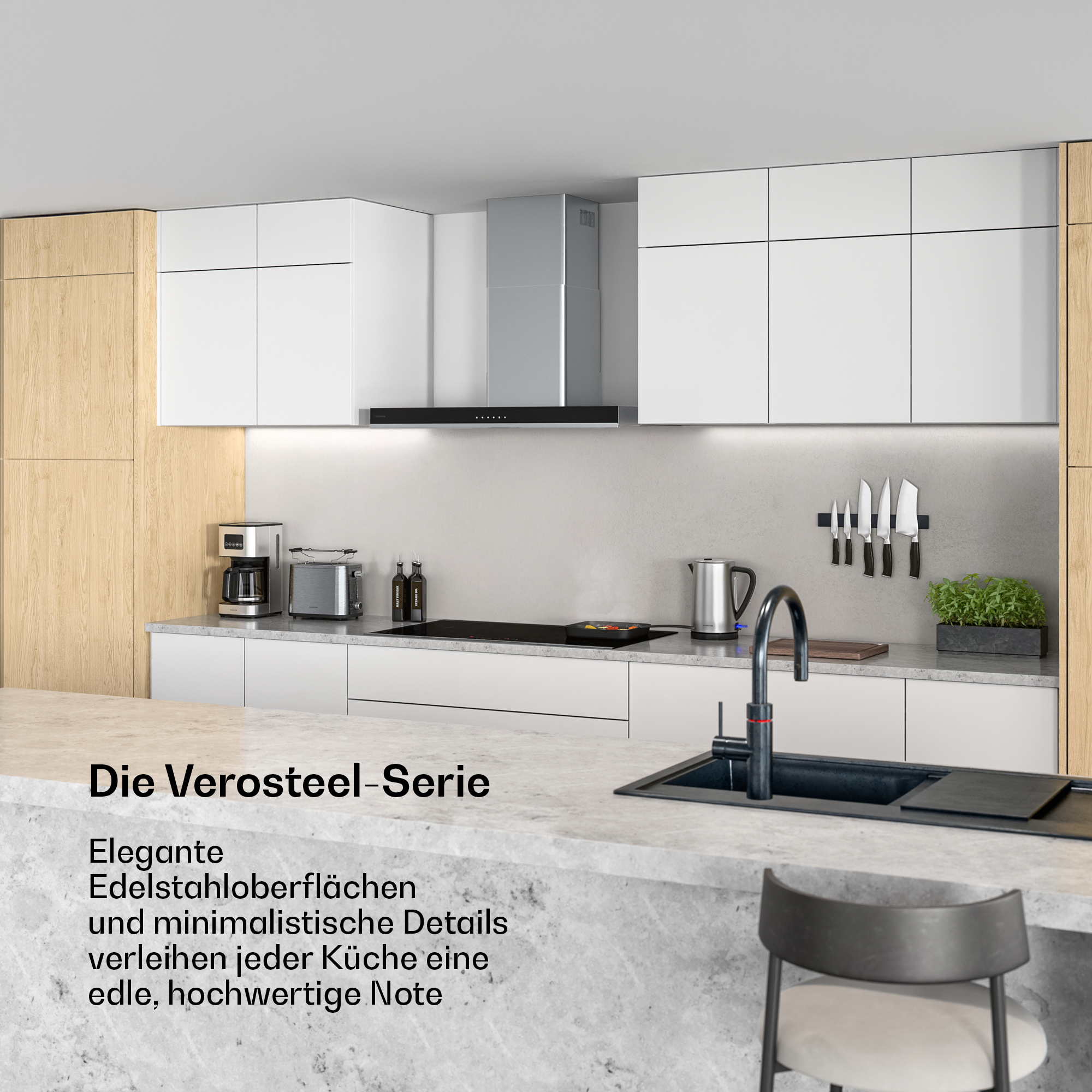Eine moderne Küche mit weißen Schränken, Edelstahl-Dunstabzugshaube, Marmorarbeitsplatten und schwarzem Waschbecken.