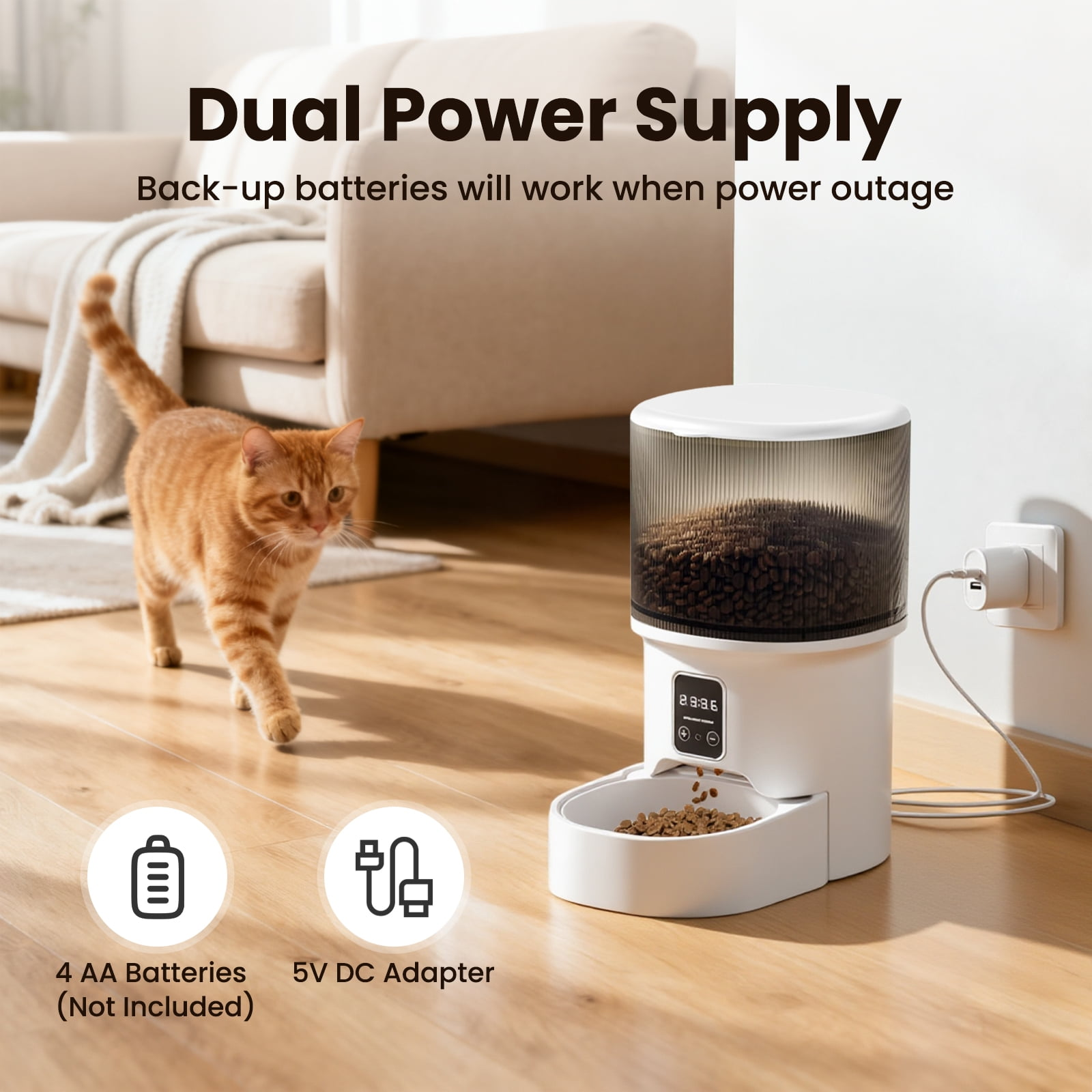 Ein weißer automatischer Haustierfutterautomat steht auf dem Holzboden, während eine orange Katze im Hintergrund läuft.