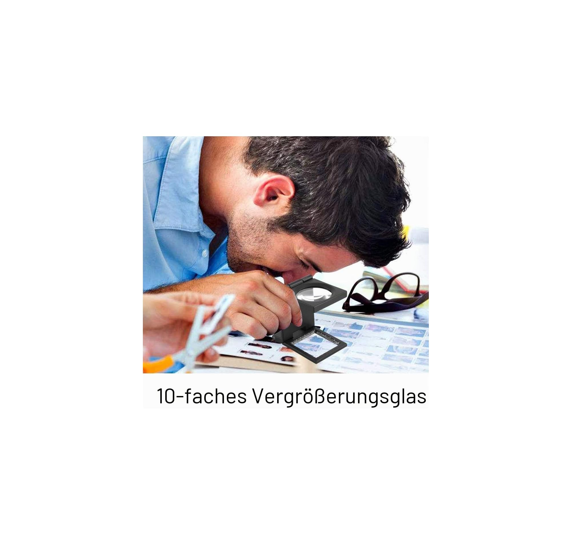 Ein Mann benutzt eine 10-fache Lupe, um Details auf einer gedruckten Seite zu untersuchen.