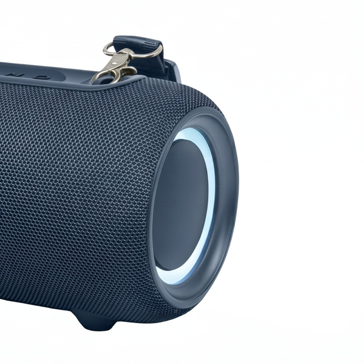 Ein blauer zylindrischer Bluetooth-Lautsprecher mit Leuchtring an der Seite und einer Trageschlaufe auf weißem Hintergrund.