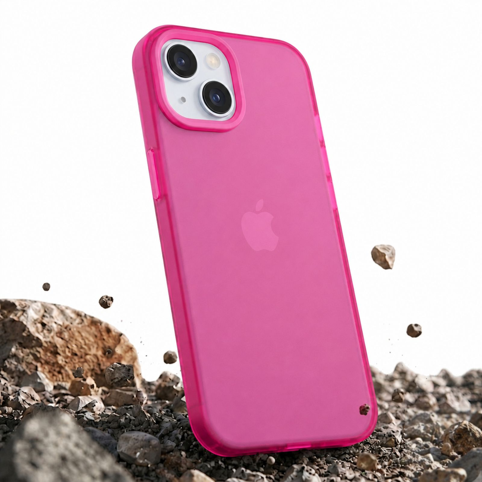 Ein pinkes iPhone in einer Schutzhülle steht auf Steinen vor einem weißen Hintergrund, während kleine Steine fliegen.