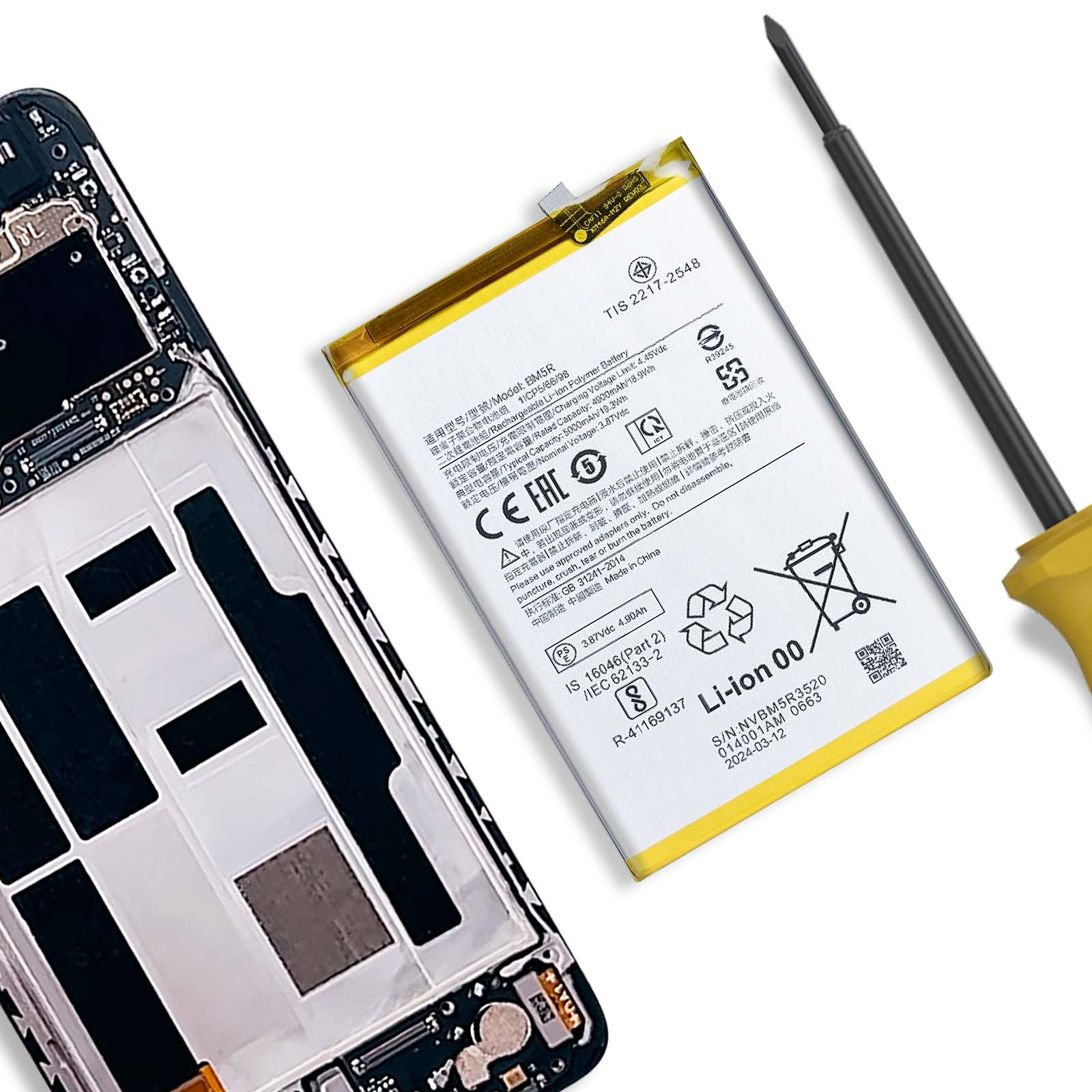 Handyreparatur mit einem zerlegten Telefon, einem neuen Akku und einem gelben Schraubendreher auf weißem Grund.
