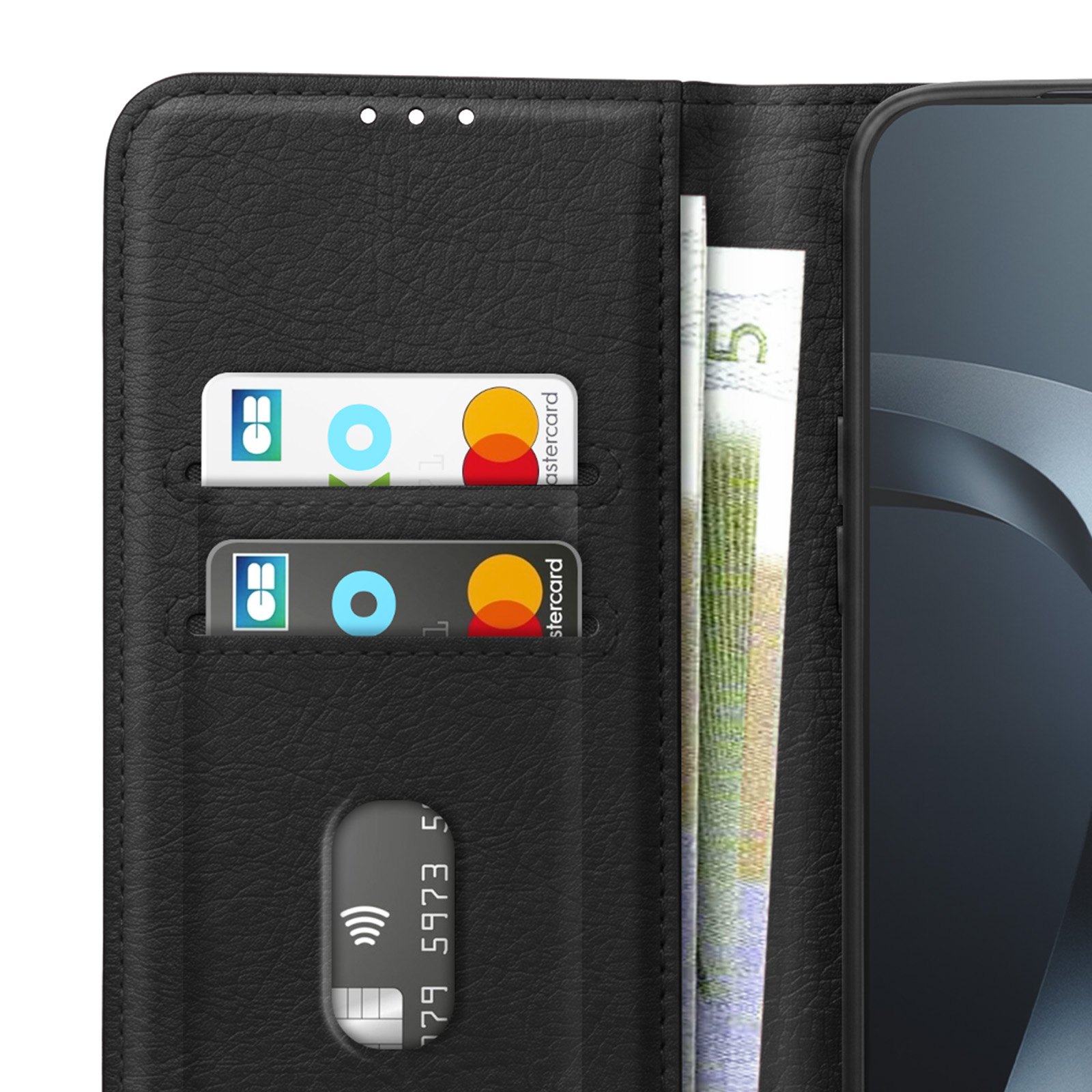 Ein schwarzes Leder-Wallet-Case hält Karten und einen Geldschein neben einem Smartphone.