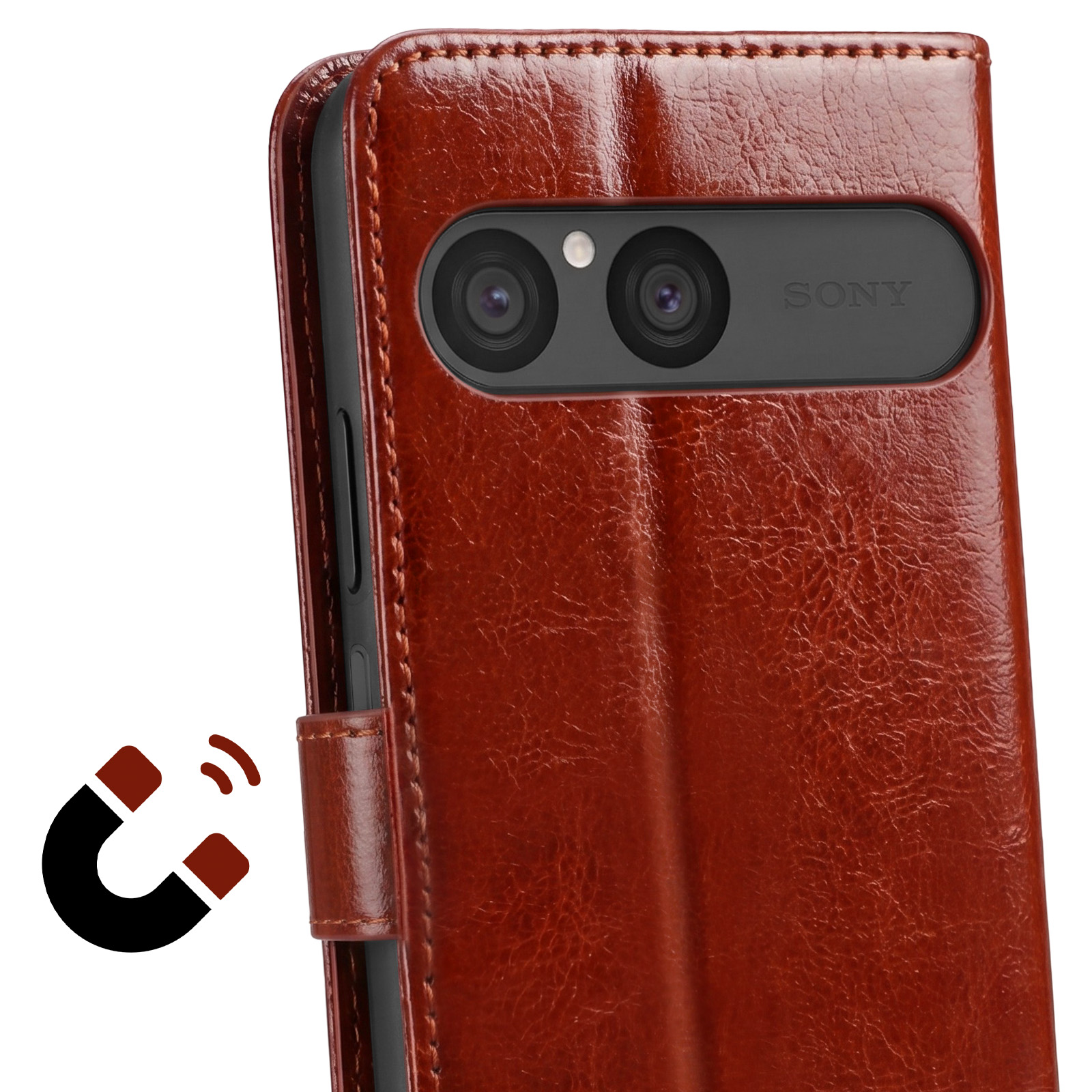 Ein Sony-Smartphone in einer braunen Leder-Flip-Tasche mit Magnet-Symbol.