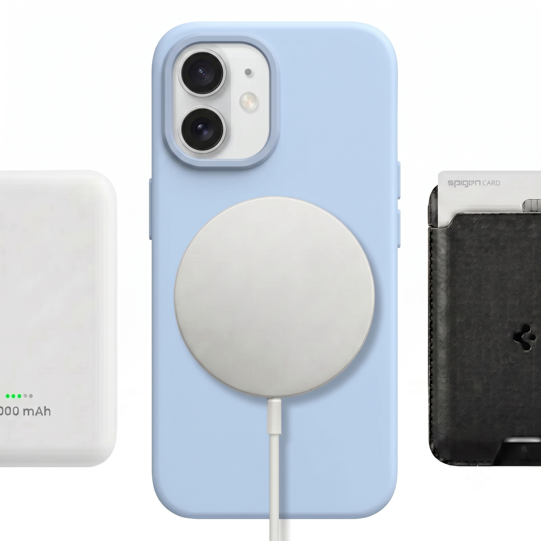Ein hellblaues Smartphone mit MagSafe-Ladegerät, links eine weiße Powerbank, rechts ein schwarzes Kartenetui.