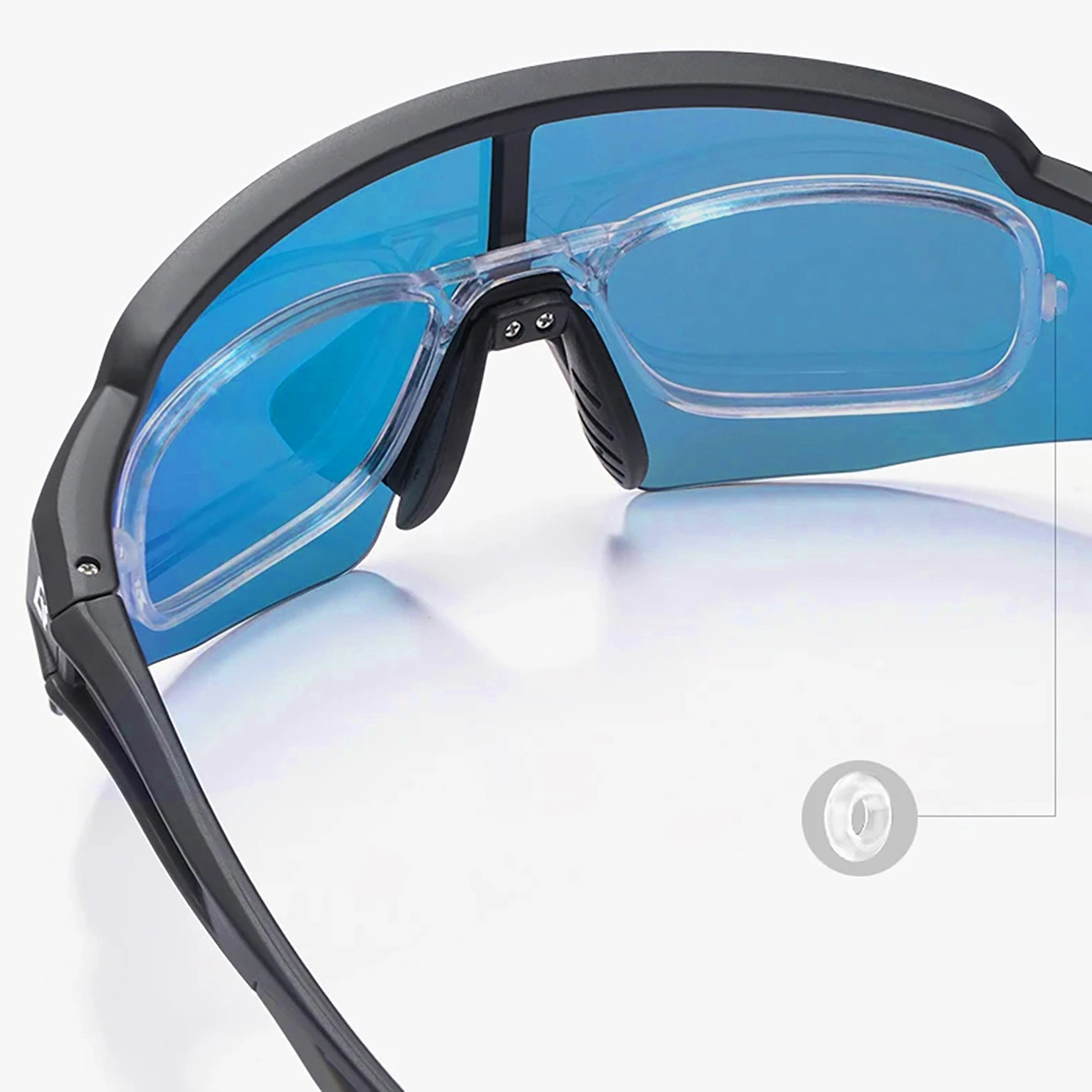 Occhiali da sole sportivi neri con lenti blu e inserto da vista trasparente.