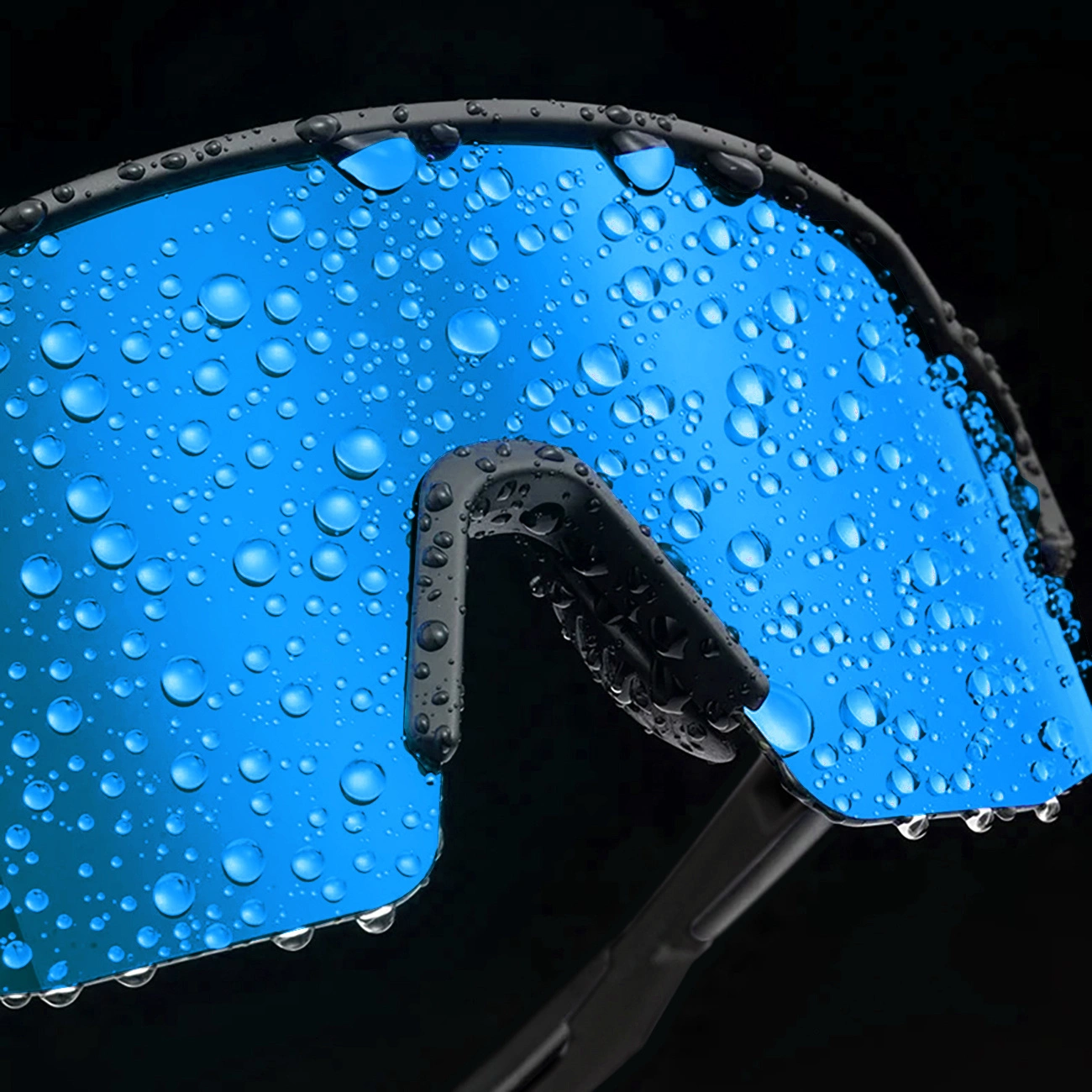 Occhiali da sole sportivi blu coperti di gocce d'acqua su sfondo nero.
