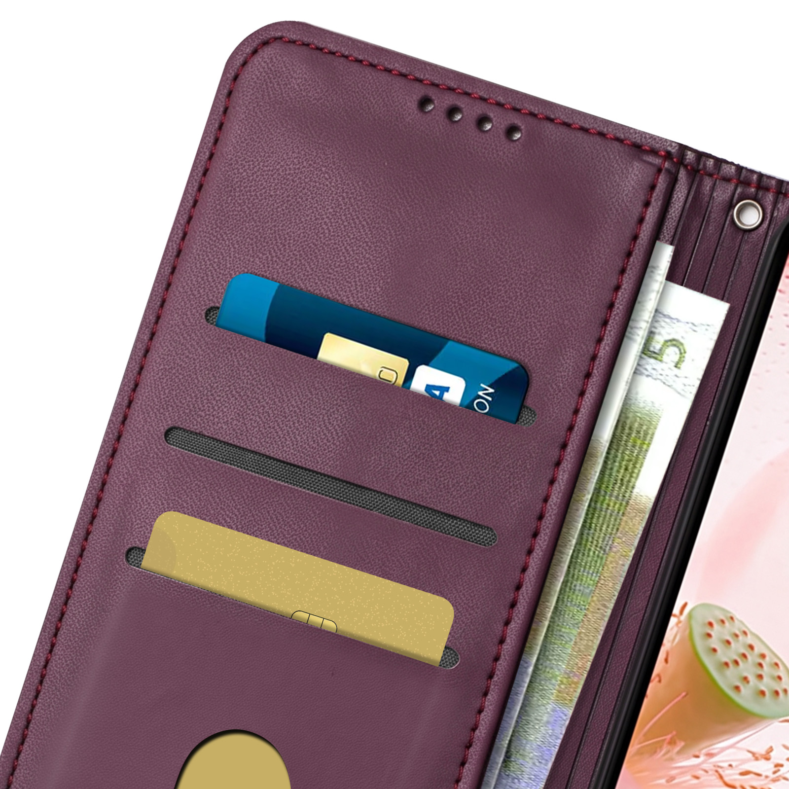 Ein lila Leder-Handy-Etui zeigt Kreditkarten und Geldscheine in den Steckfächern.