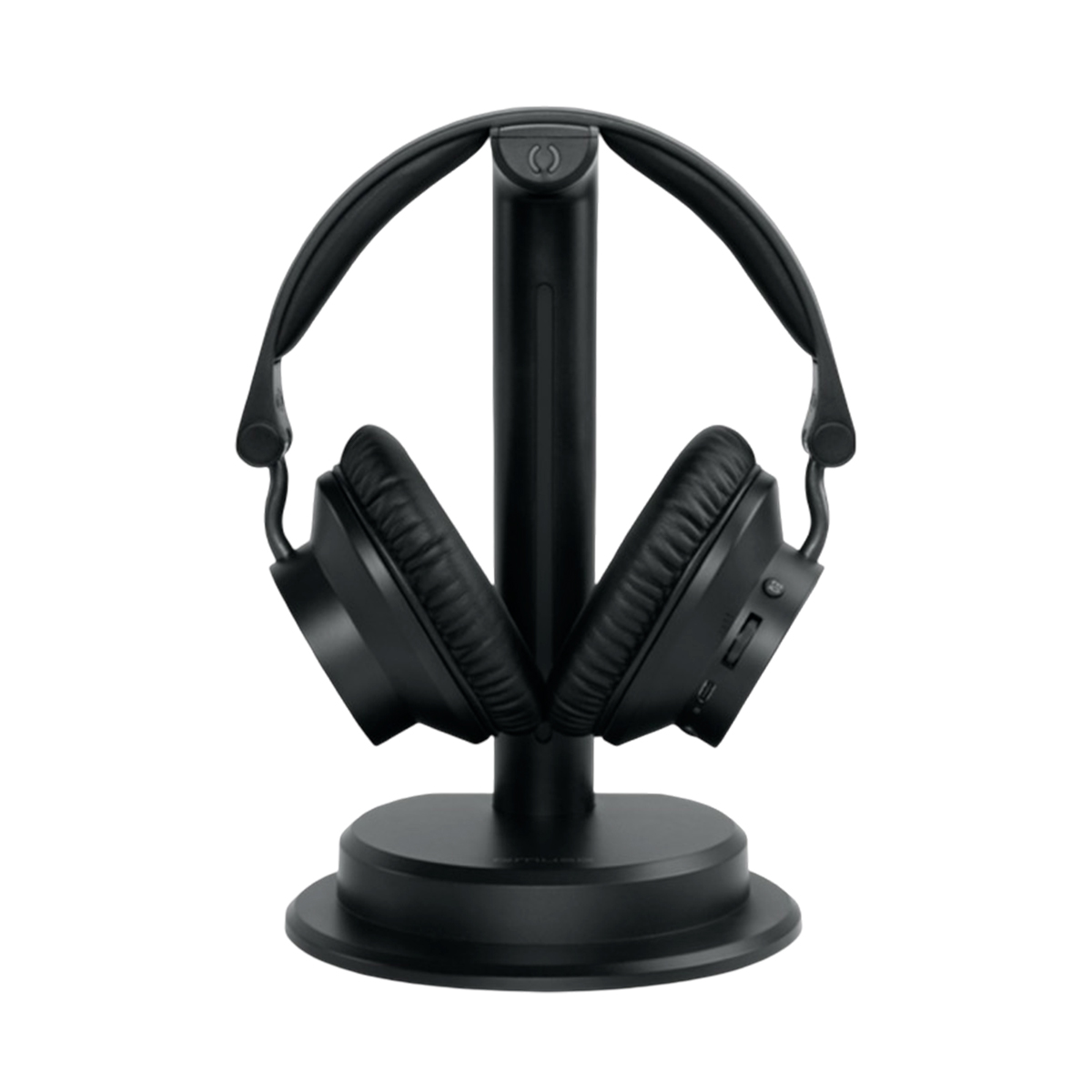 Schwarze Over-Ear-Kopfhörer auf einem passenden schwarzen Ladeständer gegen weißen Hintergrund.