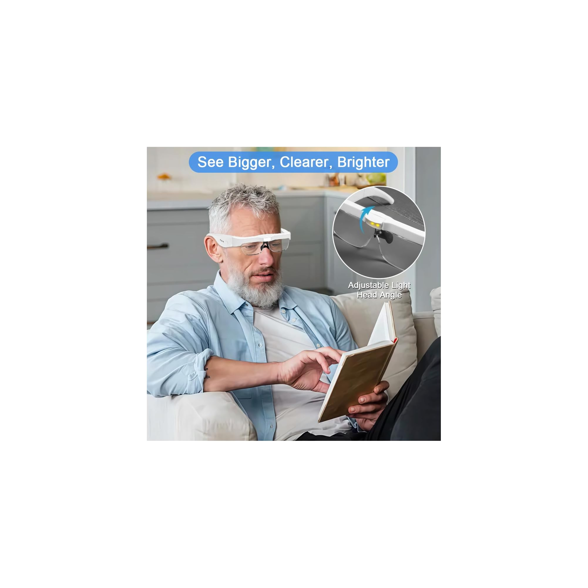 Älterer Mann sitzt auf dem Sofa, trägt beleuchtete Lupenbrille und liest ein Buch.