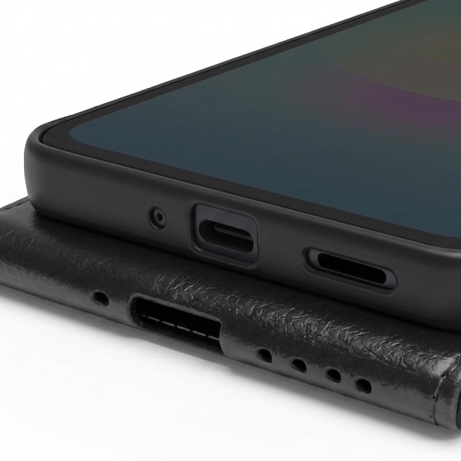 Unterseite eines schwarzen Smartphones mit Typ-C-Anschluss in einem Lederetui.