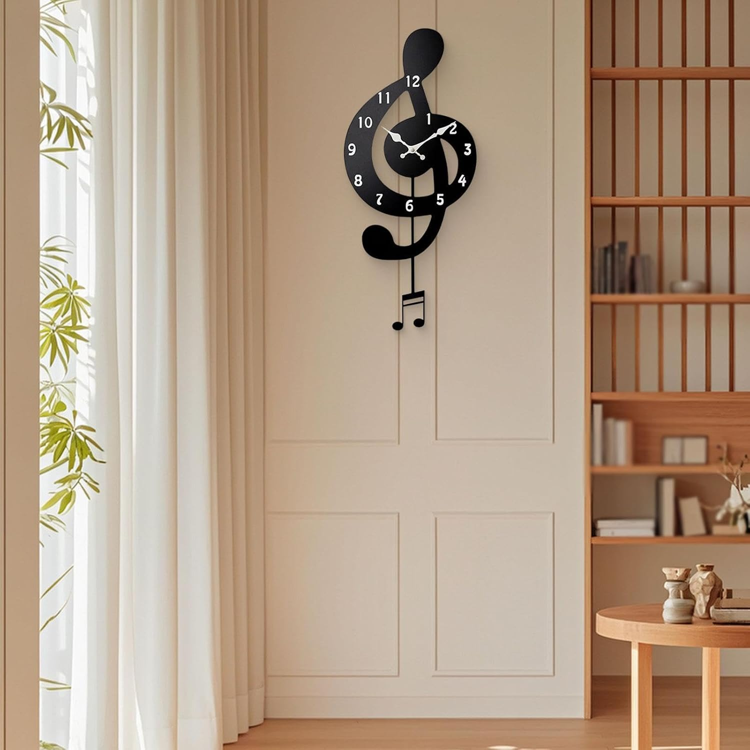 Eine schwarze Violinschlüssel-Wanduhr mit schwingendem Notenpendel hängt an einer beigen Wand.