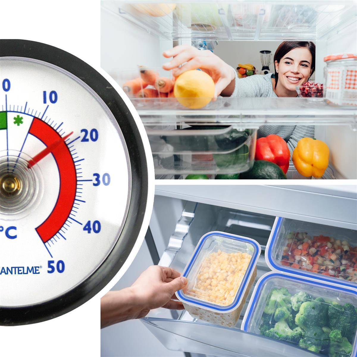 Ein Thermometer zeigt Celsiusgrade an, daneben holt eine Frau Lebensmittel aus dem Kühlschrank.